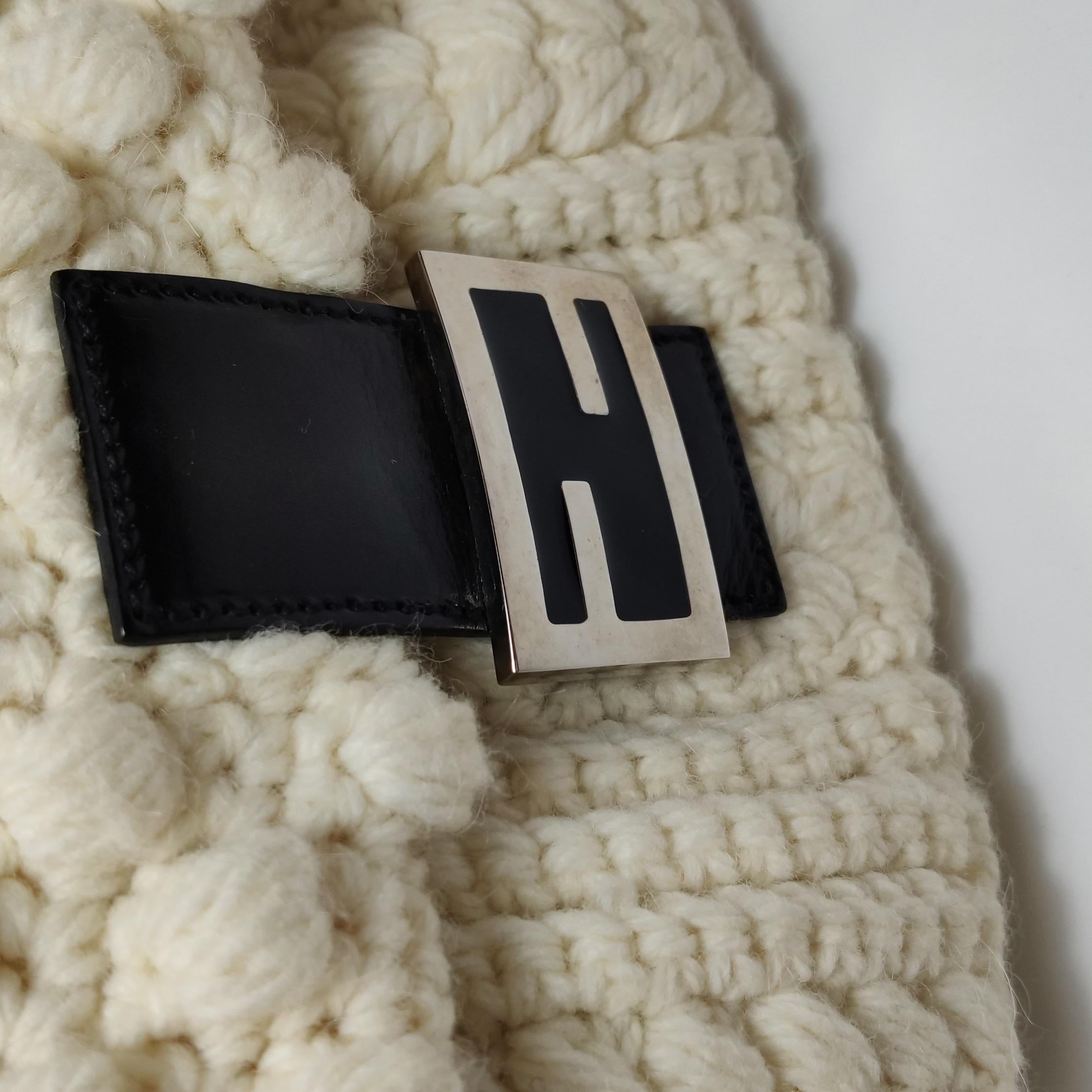 Fendi Baguette Bag Bianco Borsa a tracolla con pompon in lana lavorata all'uncinetto in vendita 10