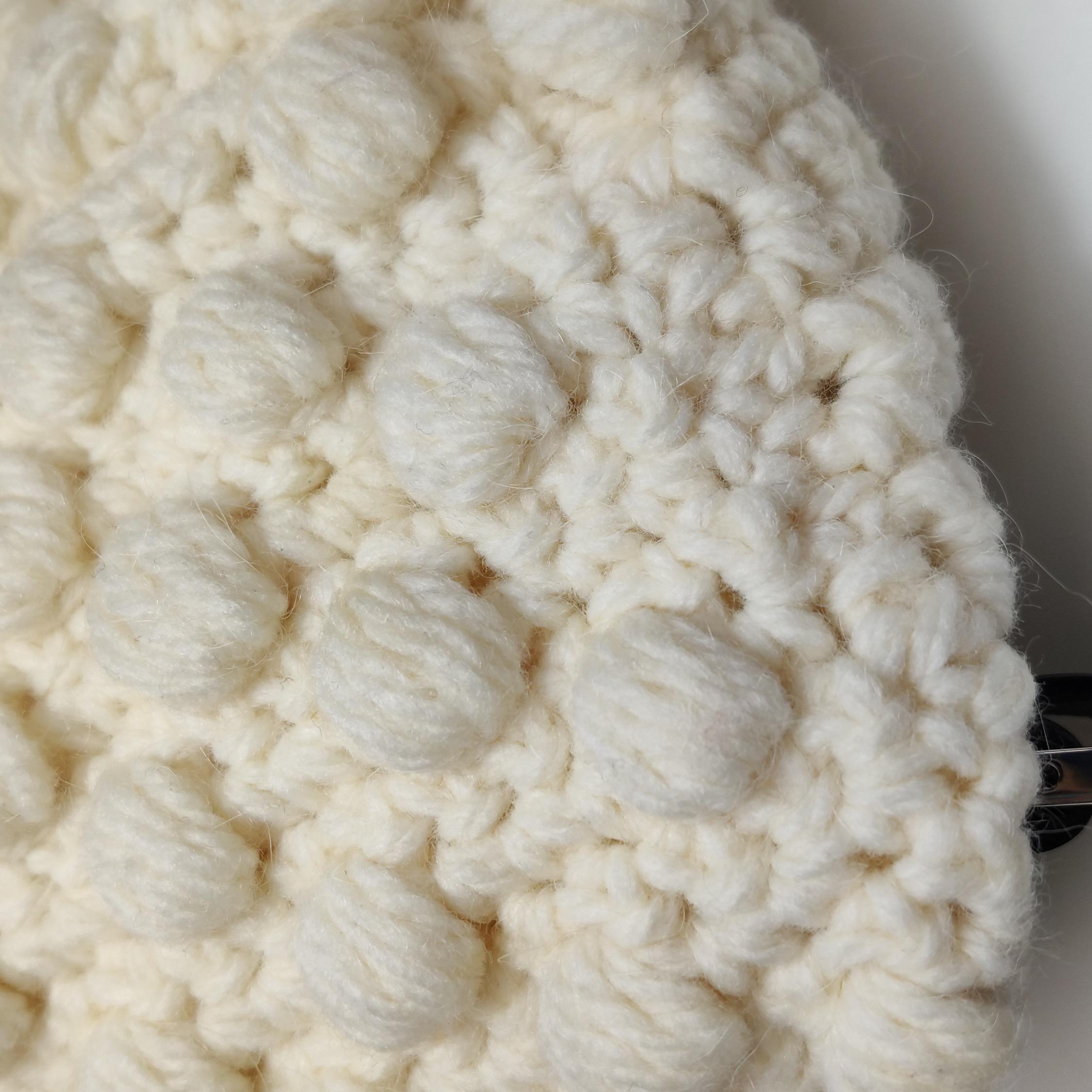 Fendi Baguette Bag Bianco Borsa a tracolla con pompon in lana lavorata all'uncinetto in vendita 12