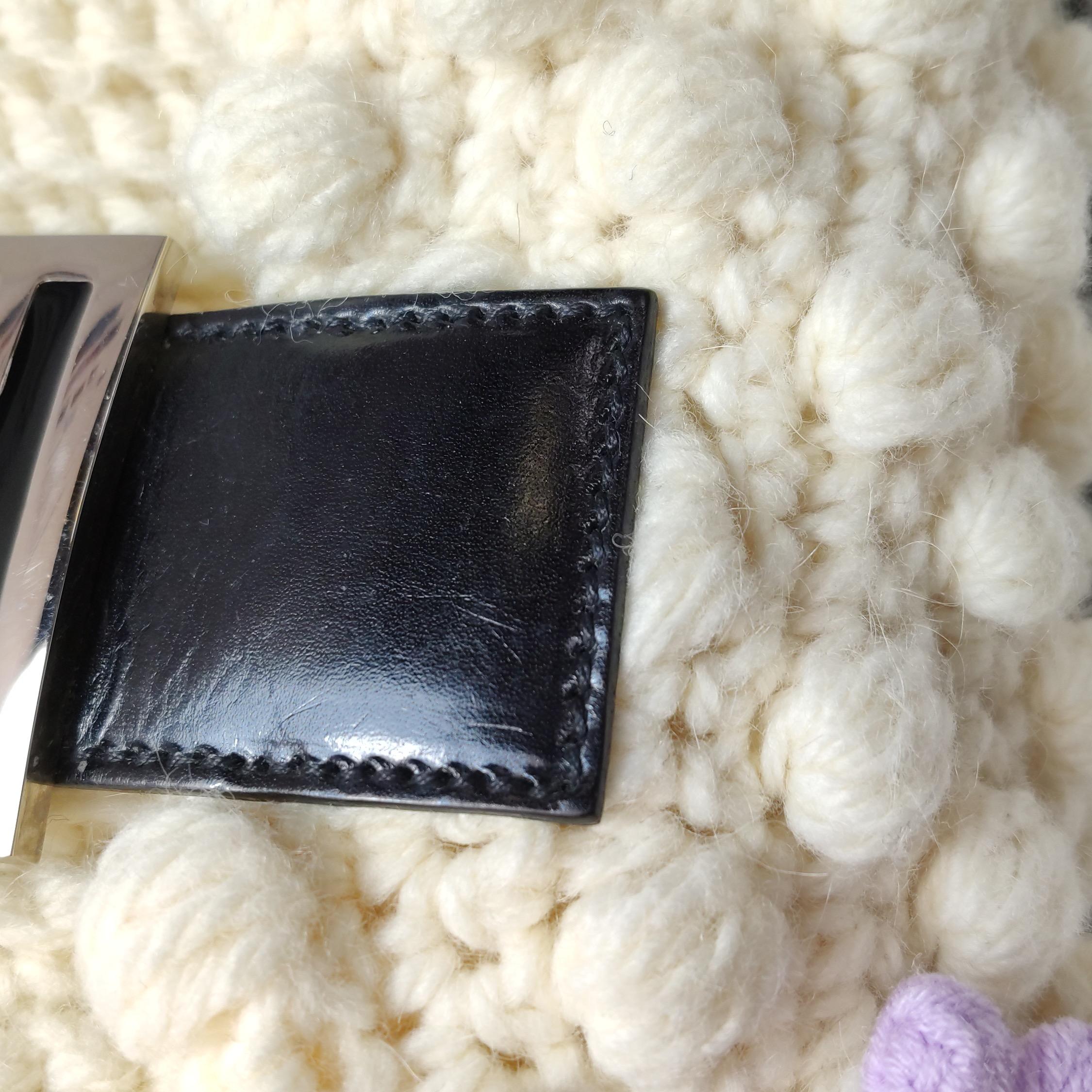 Fendi Baguette Bag Bianco Borsa a tracolla con pompon in lana lavorata all'uncinetto in vendita 13