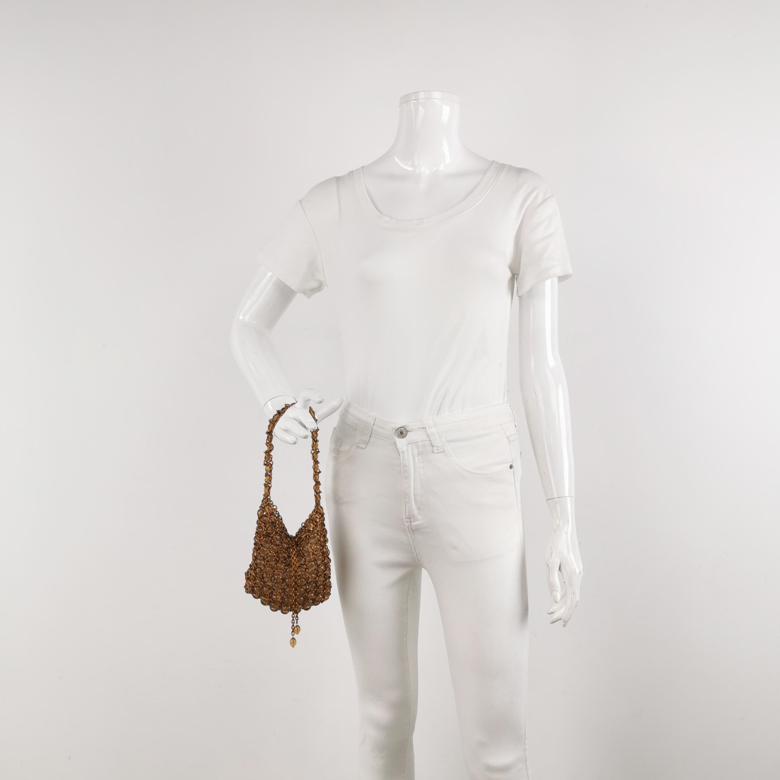 CONDITION : Très bon état avec de légers signes d'utilisation. Légères rayures sur le matériel

DÉTAILS

Bottega Veneta
Taille : Mini
Dimensions : L16 x H15 x D1.5cm
Matière : Métal et perles
Couleur : marron