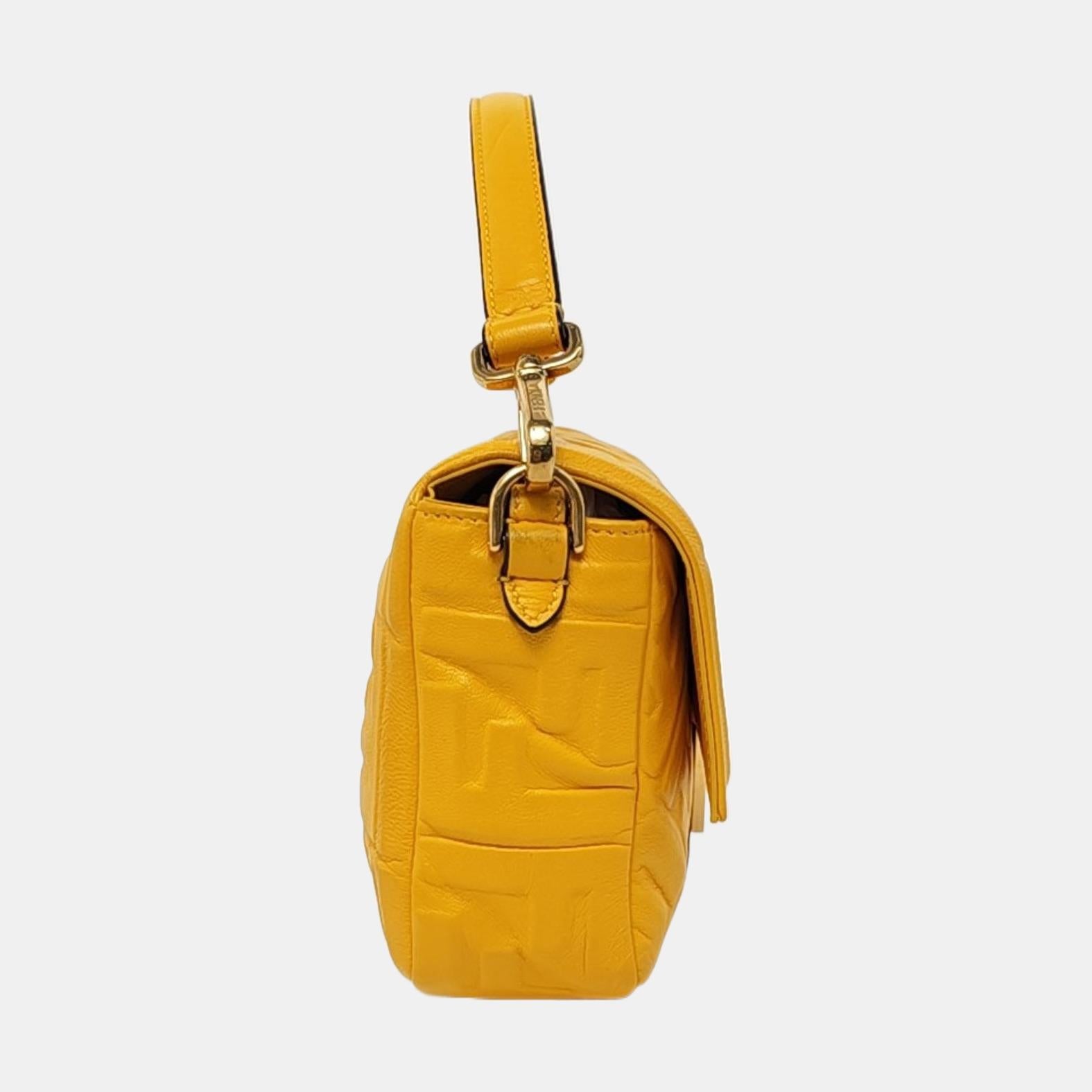 Fendi Baguette Gelbes Lammfell Leder 3D FF Geprägte Crossbody Tasche Medium Damen im Angebot