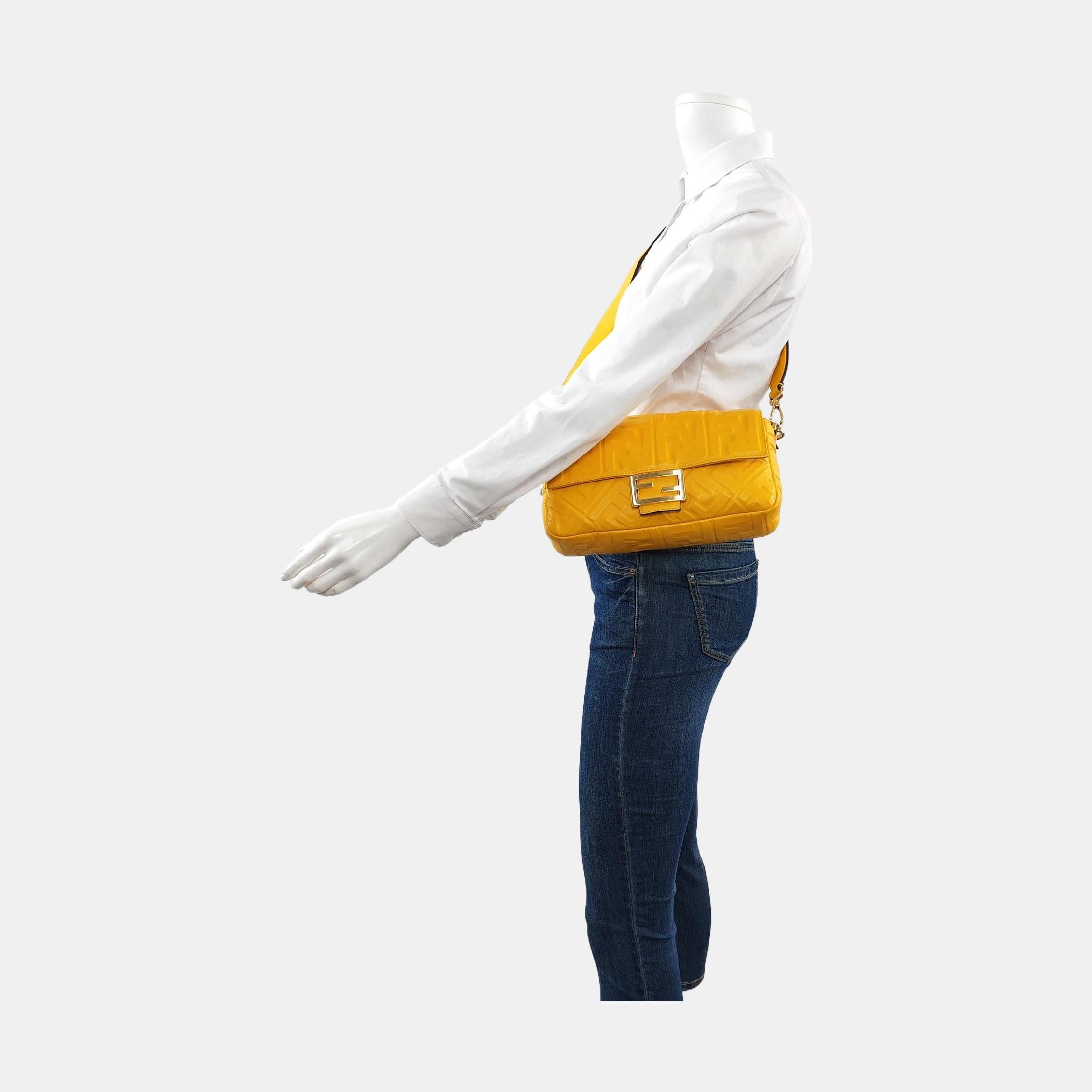 Erleben Sie Luxus und Stil mit der Fendi Baguette aus luxuriösem Nappaleder Crossbody Bag. Diese unglaublich leichte Tasche aus weichem Nappaleder mit aufwändiger 3D FF-Motivprägung bietet Funktionalität und Mode zugleich. Sie kann in der Hand, auf
