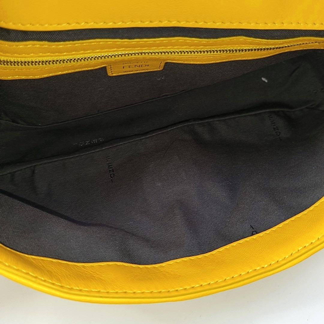 Fendi Baguette Gelbes Lammfell Leder 3D FF Geprägte Crossbody Tasche Medium im Angebot 3
