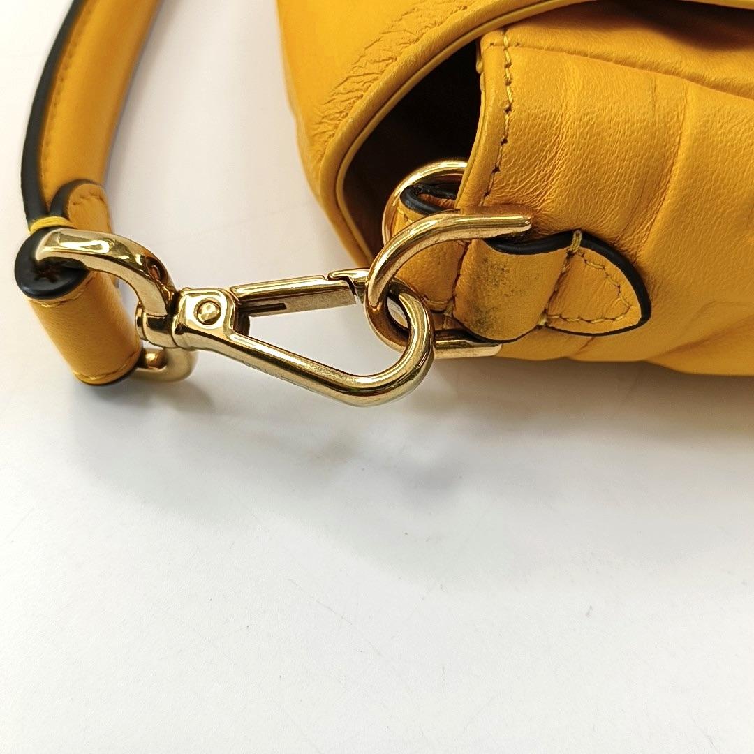 Fendi Baguette Gelbes Lammfell Leder 3D FF Geprägte Crossbody Tasche Medium im Angebot 6