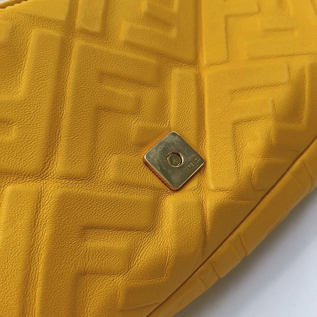 Fendi Baguette Gelbes Lammfell Leder 3D FF Geprägte Crossbody Tasche Medium im Angebot 4