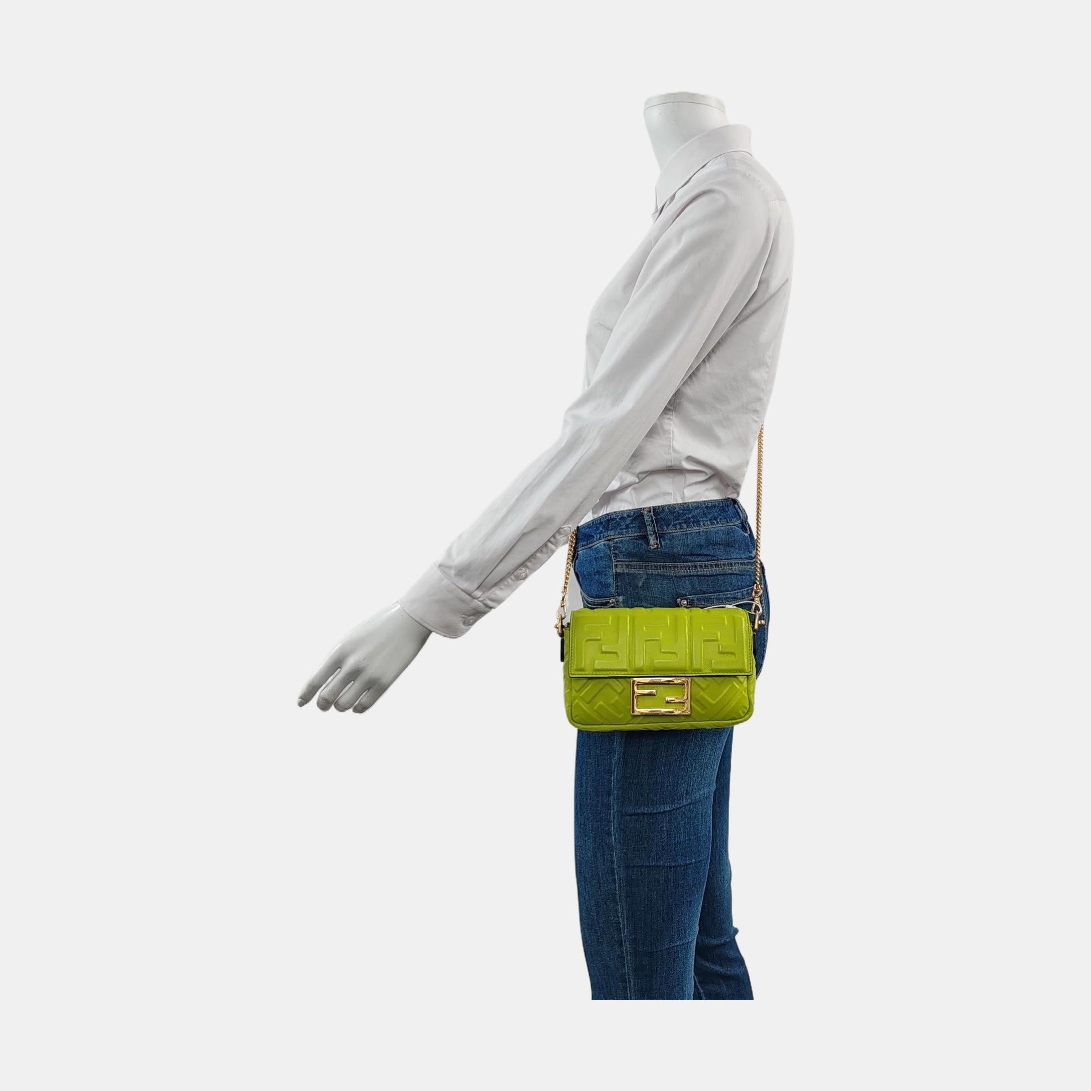 Erleben Sie Luxus und Stil mit der Fendi Baguette Mini Crossbody Bag aus goldenem Nappaleder. Diese Minitasche aus weichem Nappaleder mit aufwändiger 3D FF-Motivprägung bietet Funktionalität und Mode zugleich. Sie kann in der Hand, auf der Schulter