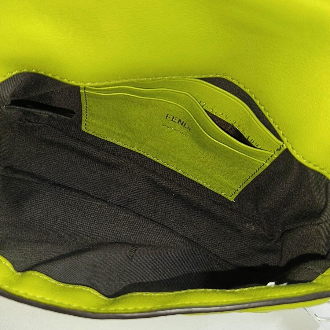 Fendi Baguette Mini Grüne Nappa Leder-Umhängetasche im Angebot 2