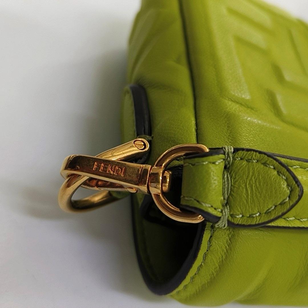 Fendi Baguette Mini Grüne Nappa Leder-Umhängetasche im Angebot 6