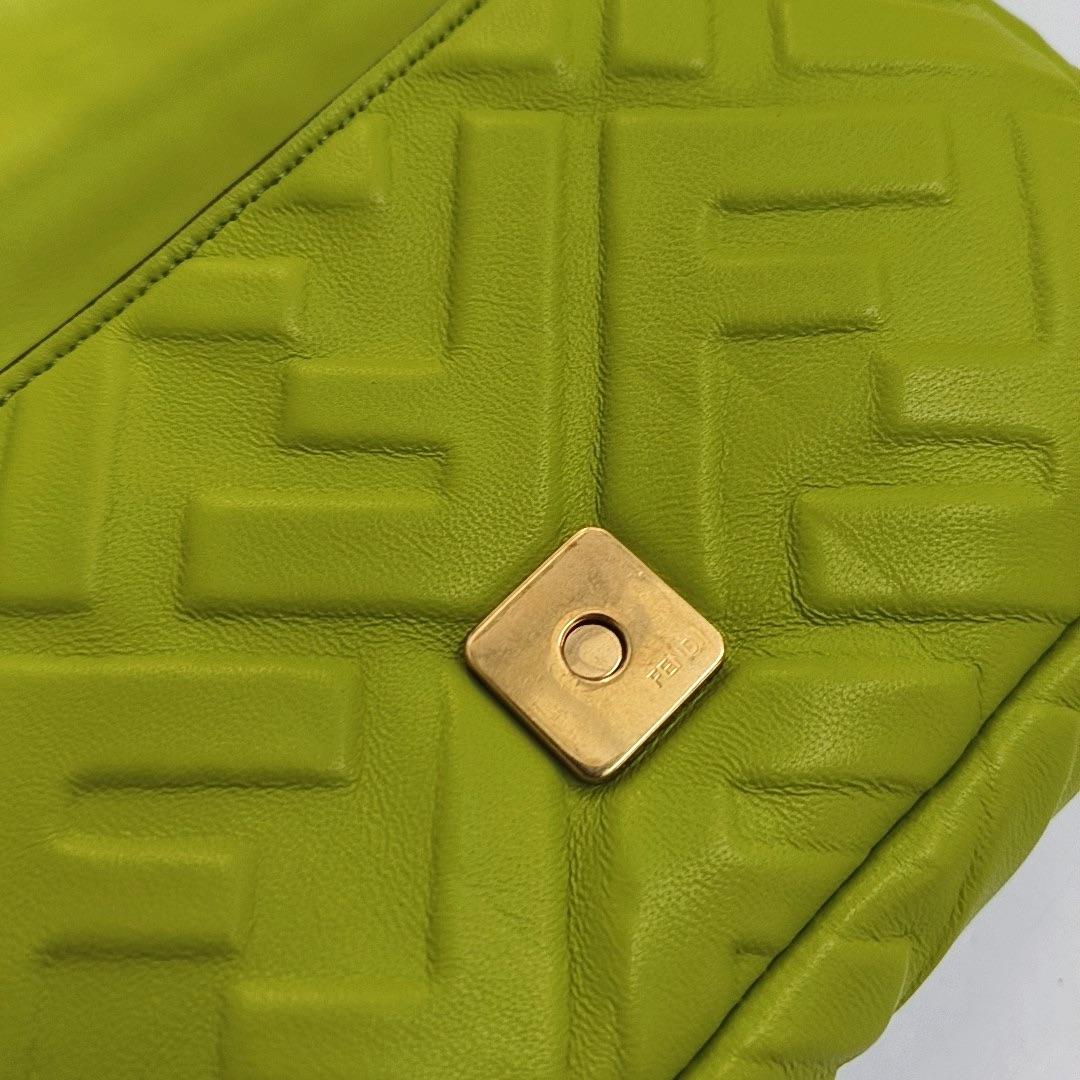 Fendi Baguette Mini Grüne Nappa Leder-Umhängetasche im Angebot 5