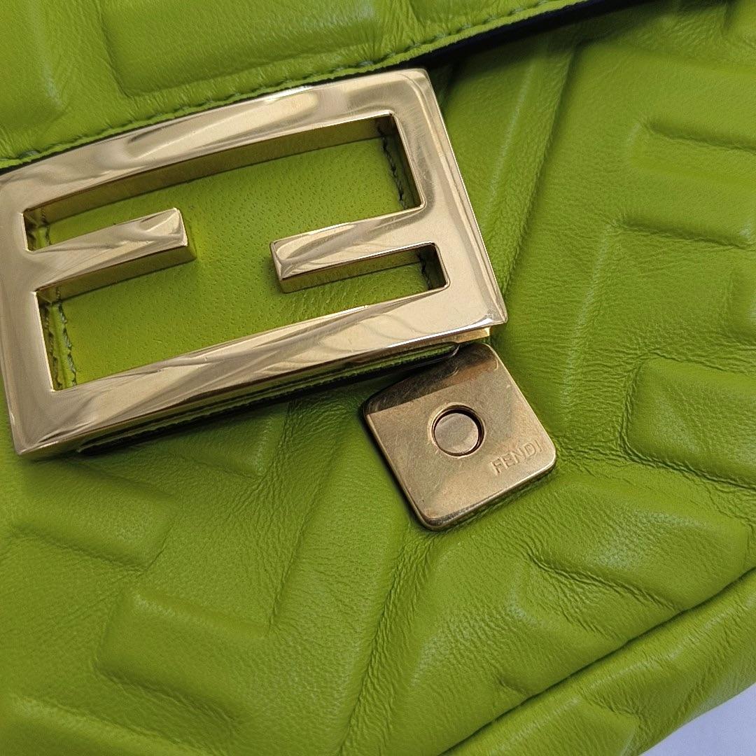 Fendi Baguette Mini Grüne Nappa Leder-Umhängetasche im Angebot 4