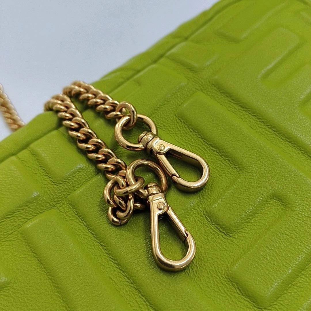 Fendi Baguette Mini Grüne Nappa Leder-Umhängetasche im Angebot 9
