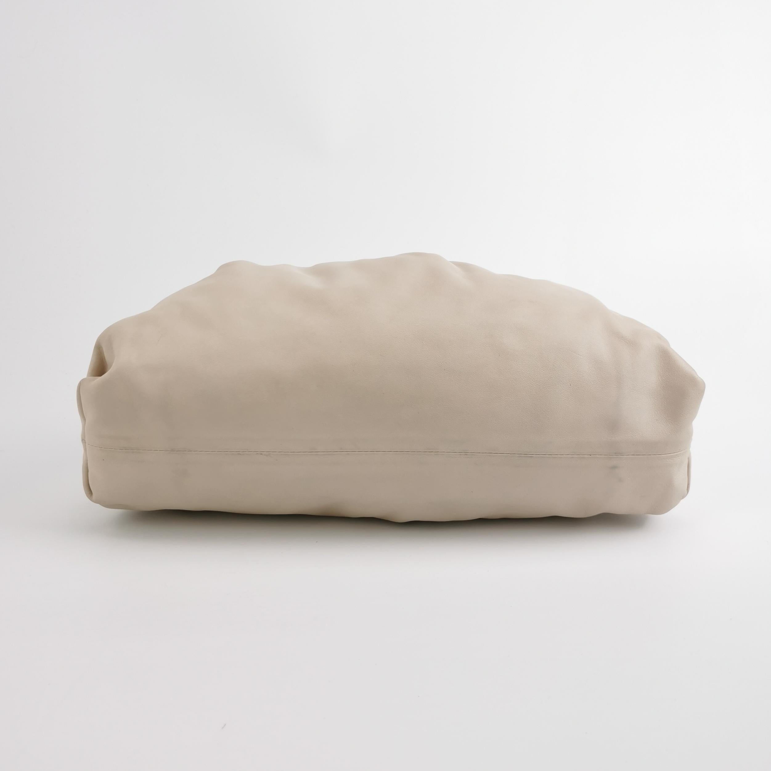 Bottega Veneta Pouch Pelle di vitello Bianco Ecrù Grande in vendita 1