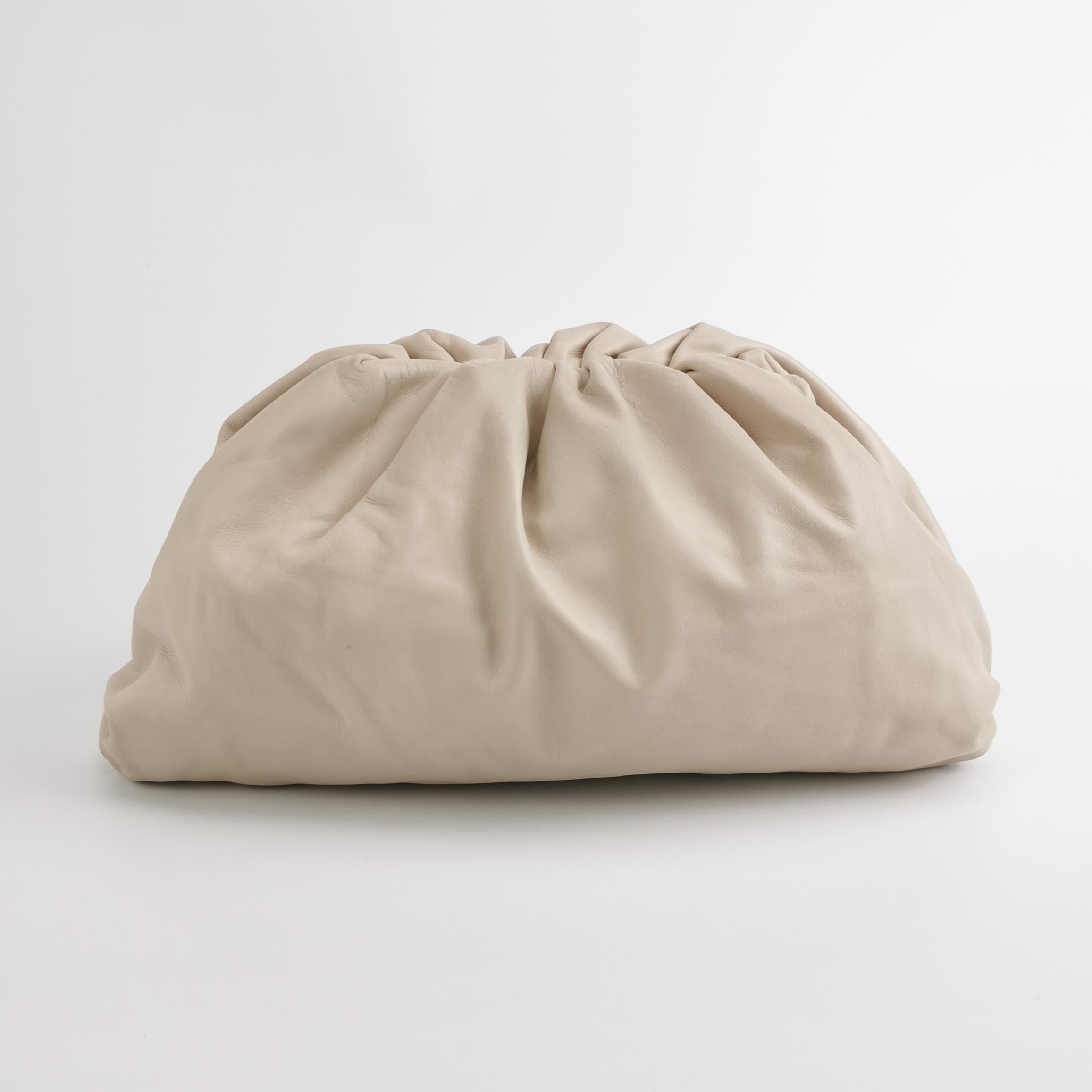Bottega Veneta Pouch Pelle di vitello Bianco Ecrù Grande in vendita 2