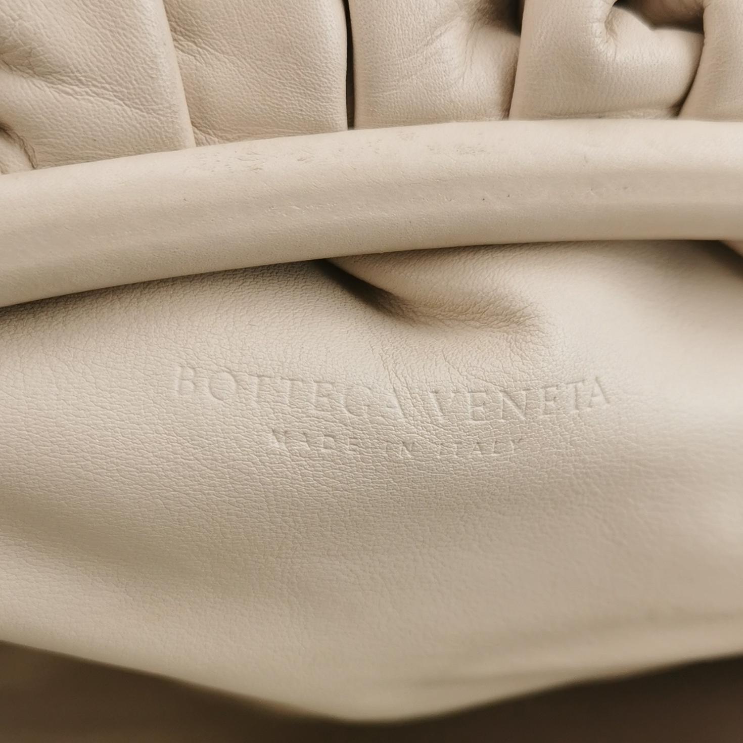 Bottega Veneta Pouch Pelle di vitello Bianco Ecrù Grande In condizioni buone in vendita a AUBERVILLIERS, FR
