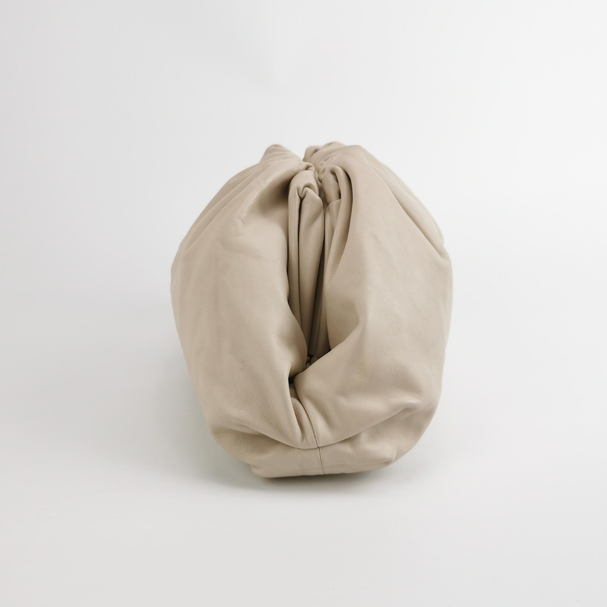 Bottega Veneta Pouch Pelle di vitello Bianco Ecrù Grande in vendita 3