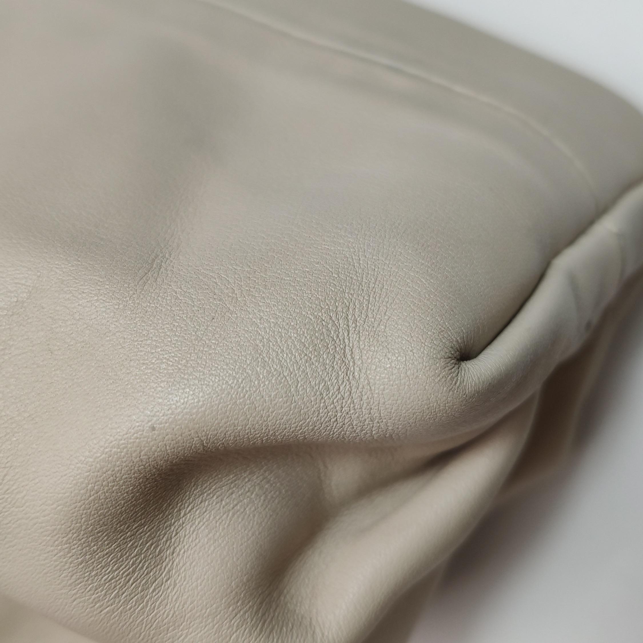 Bottega Veneta Pouch Pelle di vitello Bianco Ecrù Grande in vendita 8
