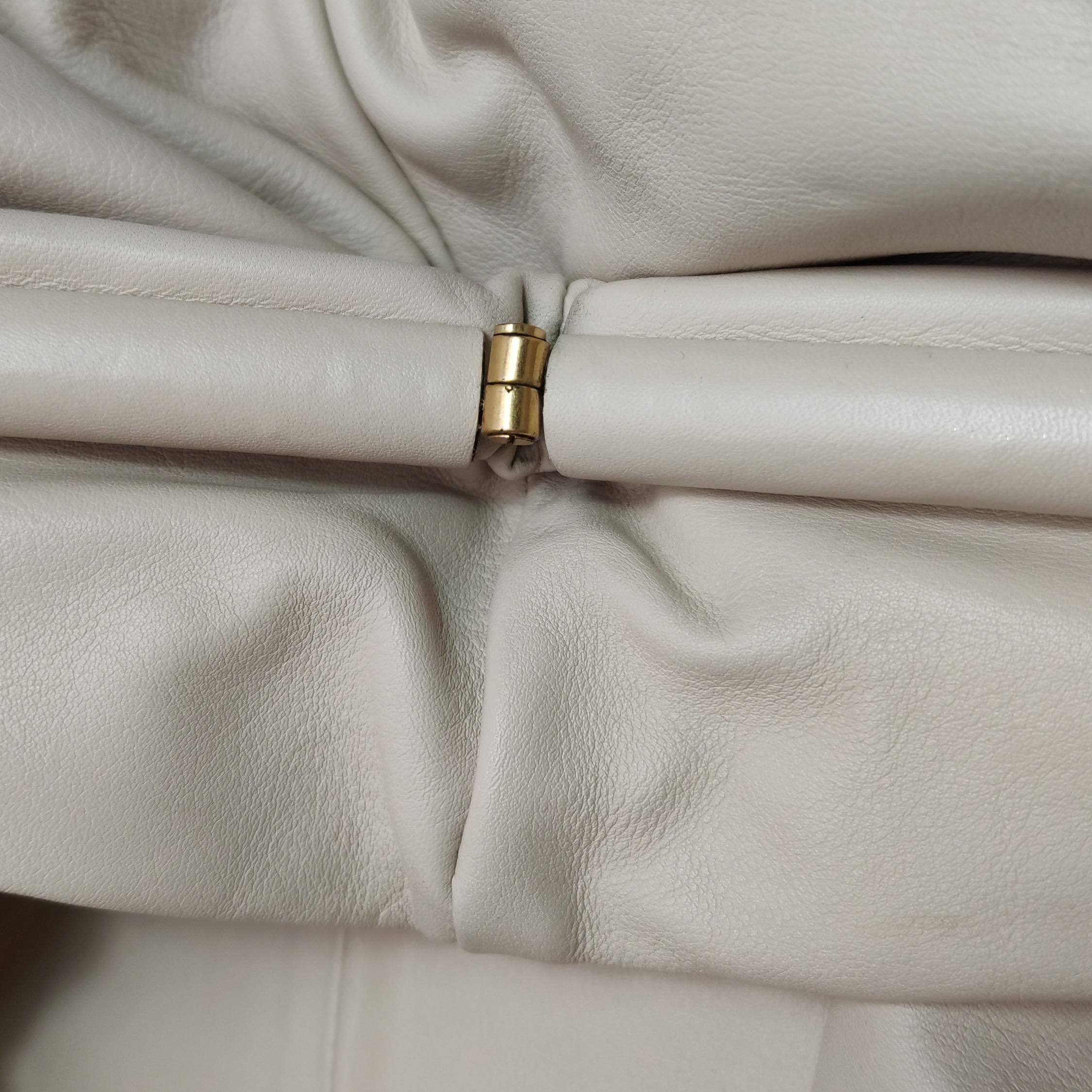 Bottega Veneta Pouch Pelle di vitello Bianco Ecrù Grande in vendita 4