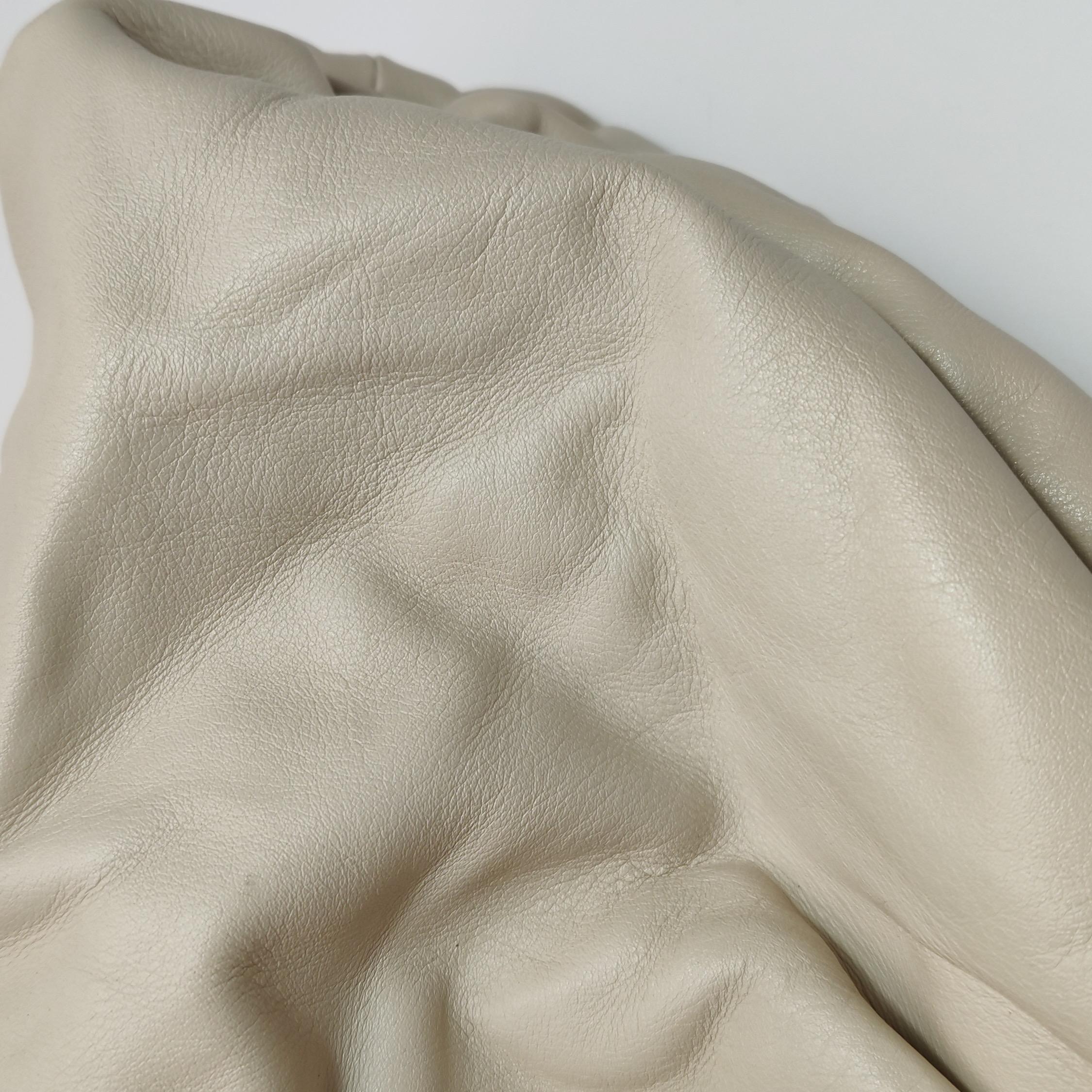Bottega Veneta Pouch Pelle di vitello Bianco Ecrù Grande in vendita 6