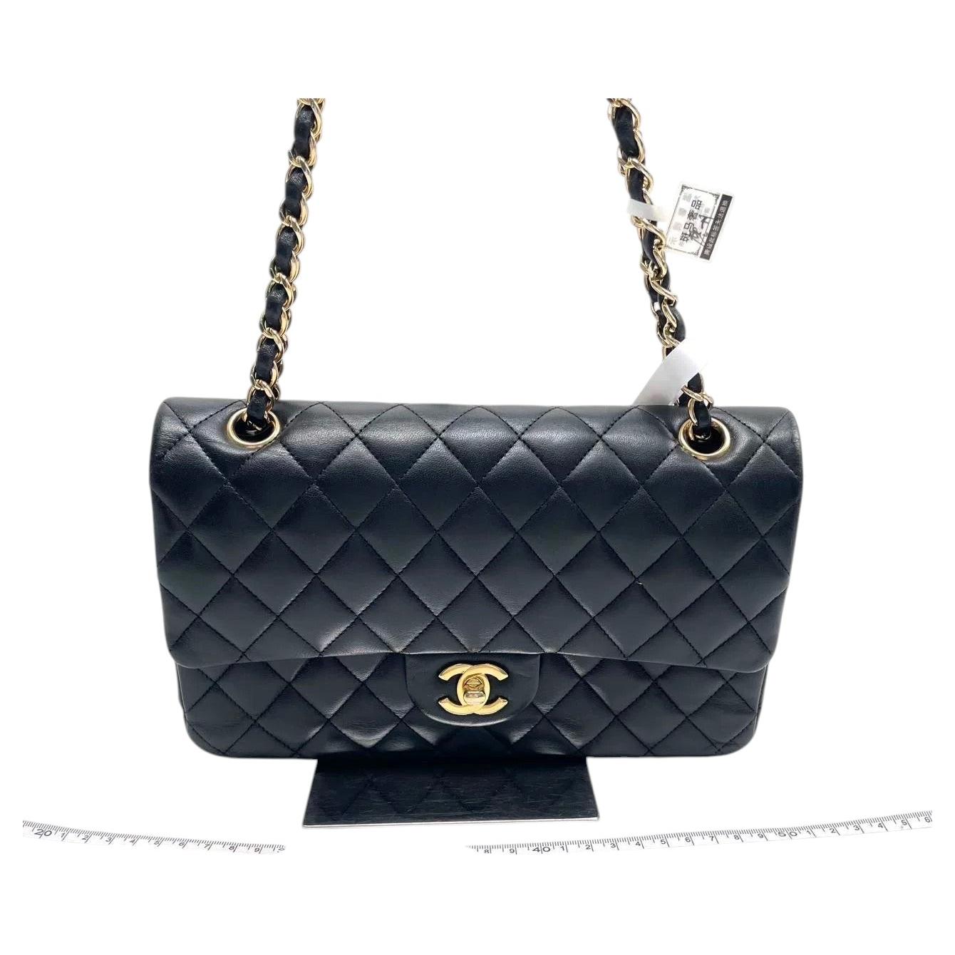 Chanel Classic Flap Medium 2015 Schwarzes Lammfell Leder Gold Hardware im Angebot