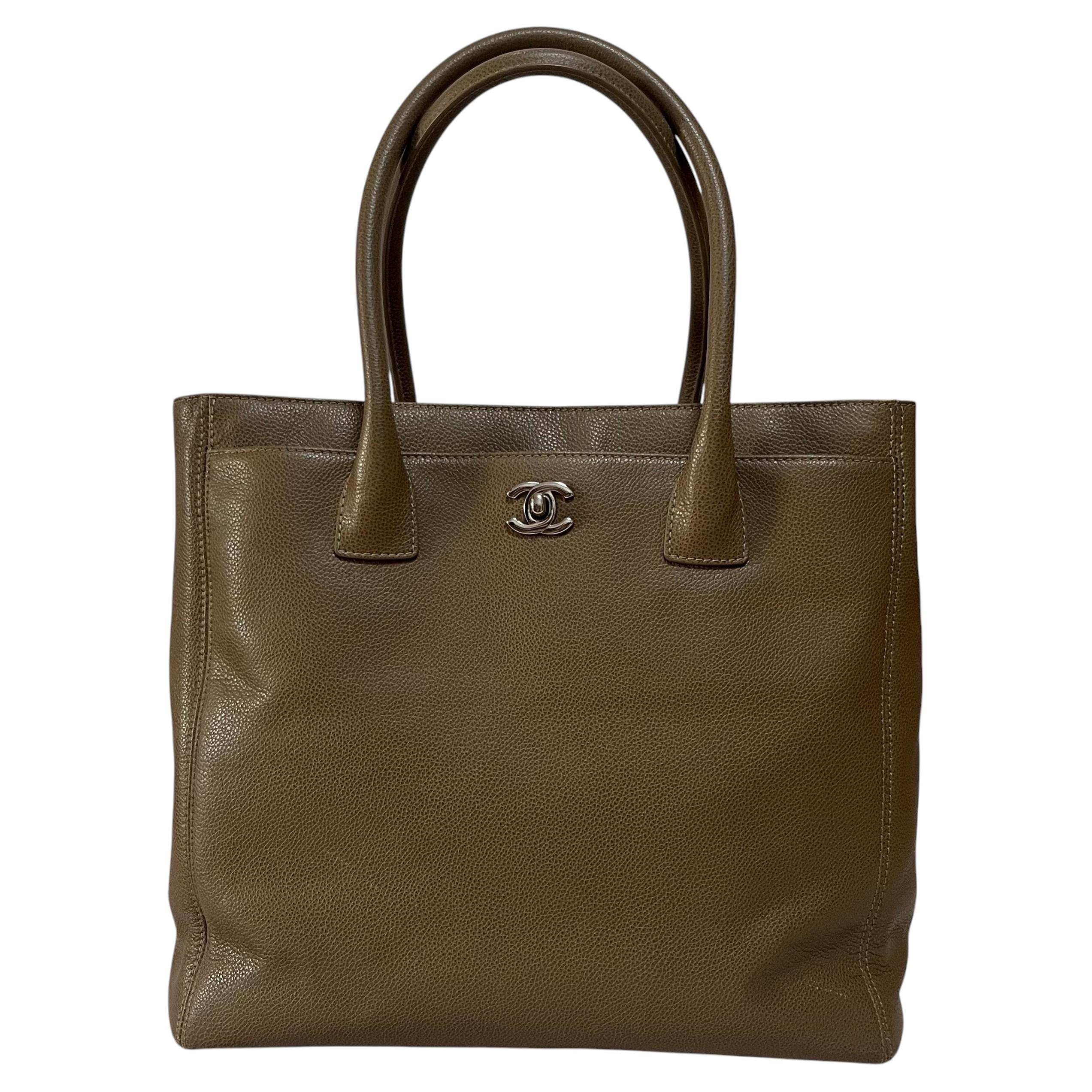 Chanel Cerf Executive Große braune Lederhandtasche 30cm im Angebot