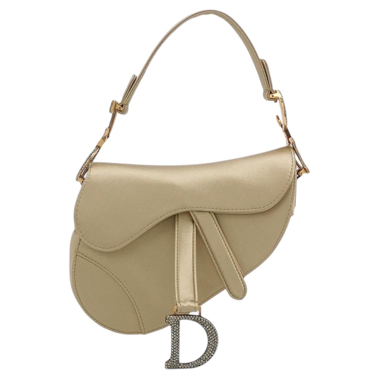 Does the Dior saddle bag come with a strap?