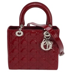 Lady Dior mediana, rojo cereza y burdeos, piel charol, correa ajustable con hebilla plateada
