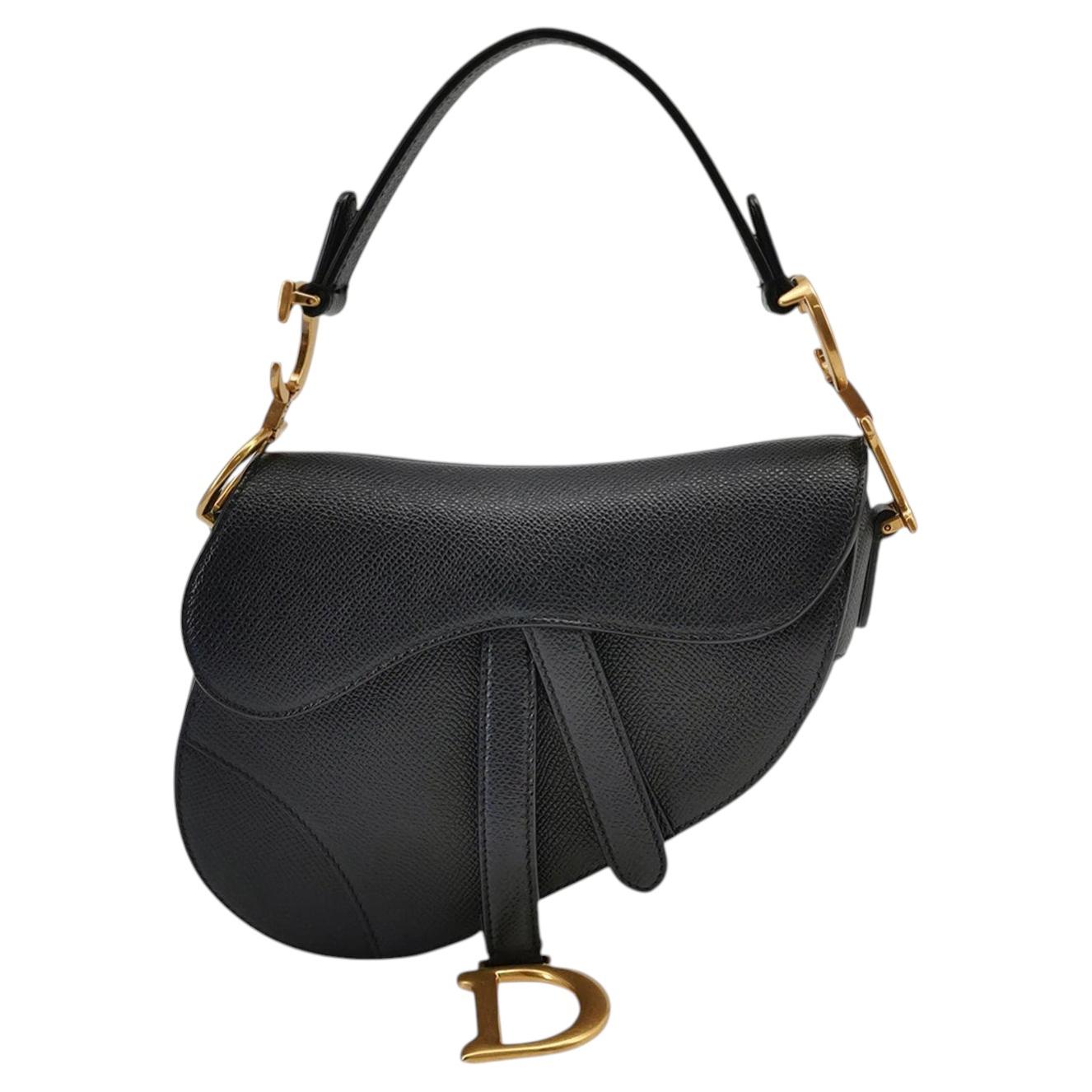 Does Dior saddle bag comes with a strap?