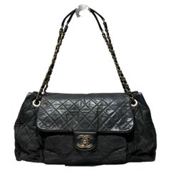 Bolso de hombro Chanel Chic con solapa acolchada, grande, de piel negra y herrajes dorados