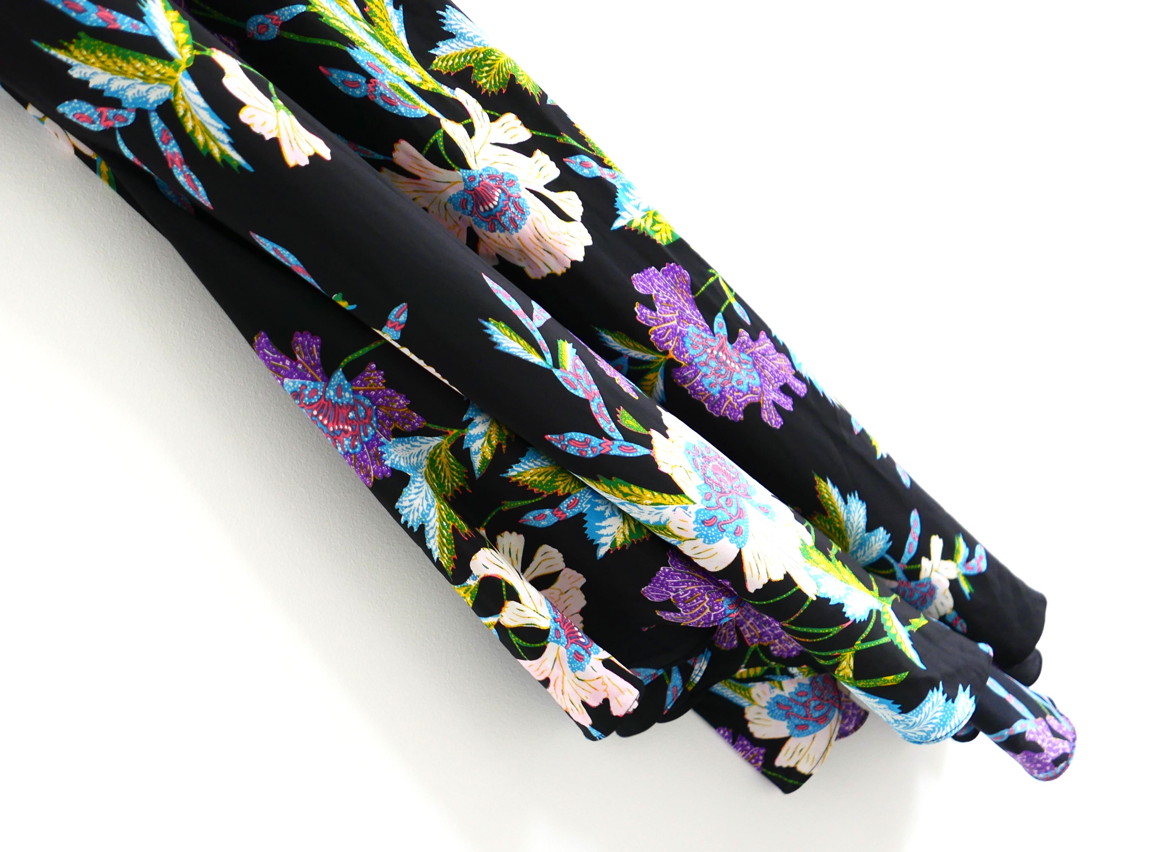 Robe en crêpe de chine de soie florale Diane Von Furstenberg, d'une beauté sombre. Non portés. Confectionnée en soie noire douce à imprimé floral exotique, elle présente une coupe en biais très flatteuse avec un ourlet évasé asymétrique et une