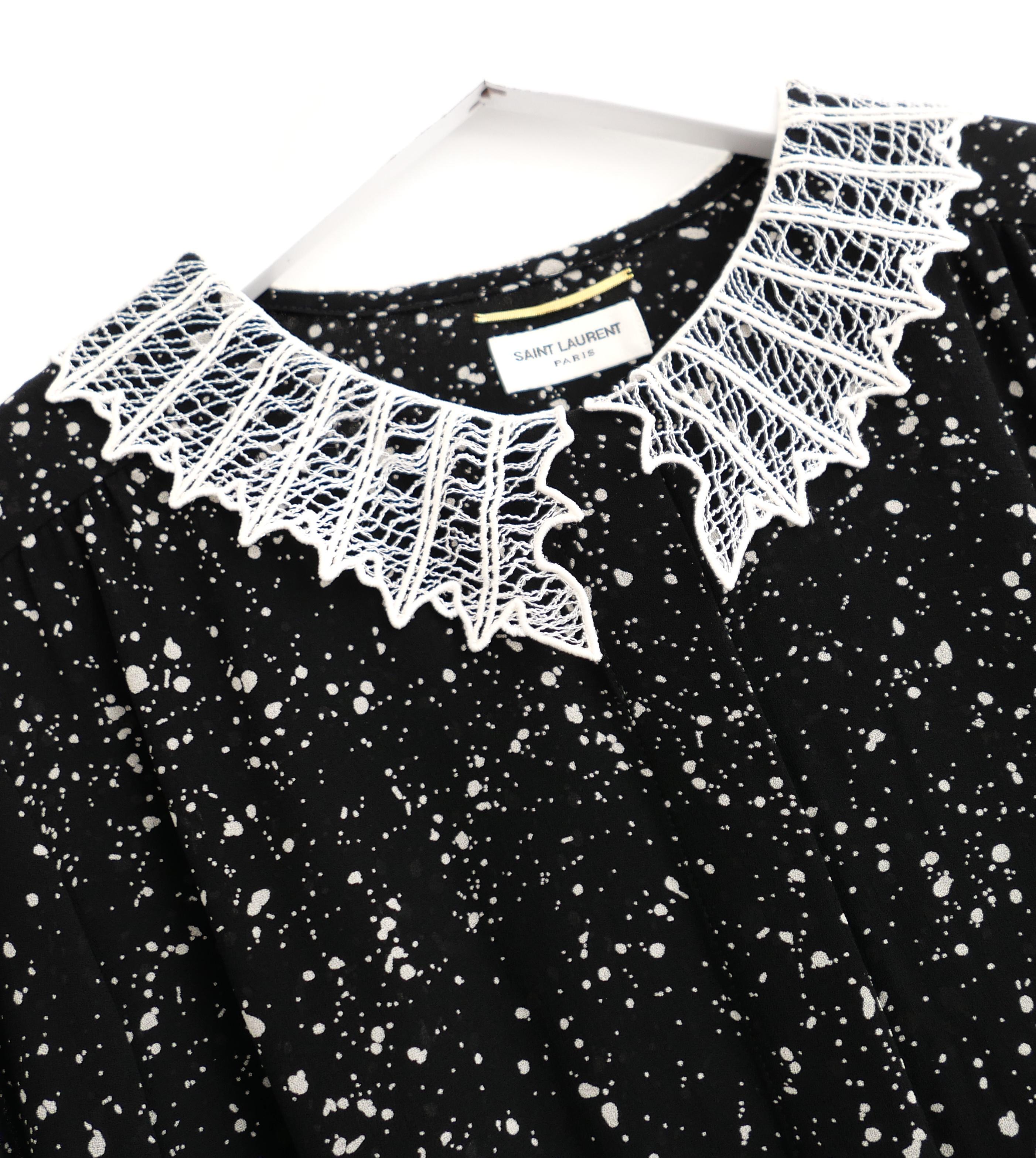 Wunderschöne Saint Laurent Bluse mit Sternendruck und Spitzenkragen aus der Pre-Fall 2015 Kollektion.  Gekauft für £850 und neu mit Etikett. Aus schwarz-weißem, mit Sternen bedrucktem Viskose-Crêpe mit einem wunderschönen, handgefertigten