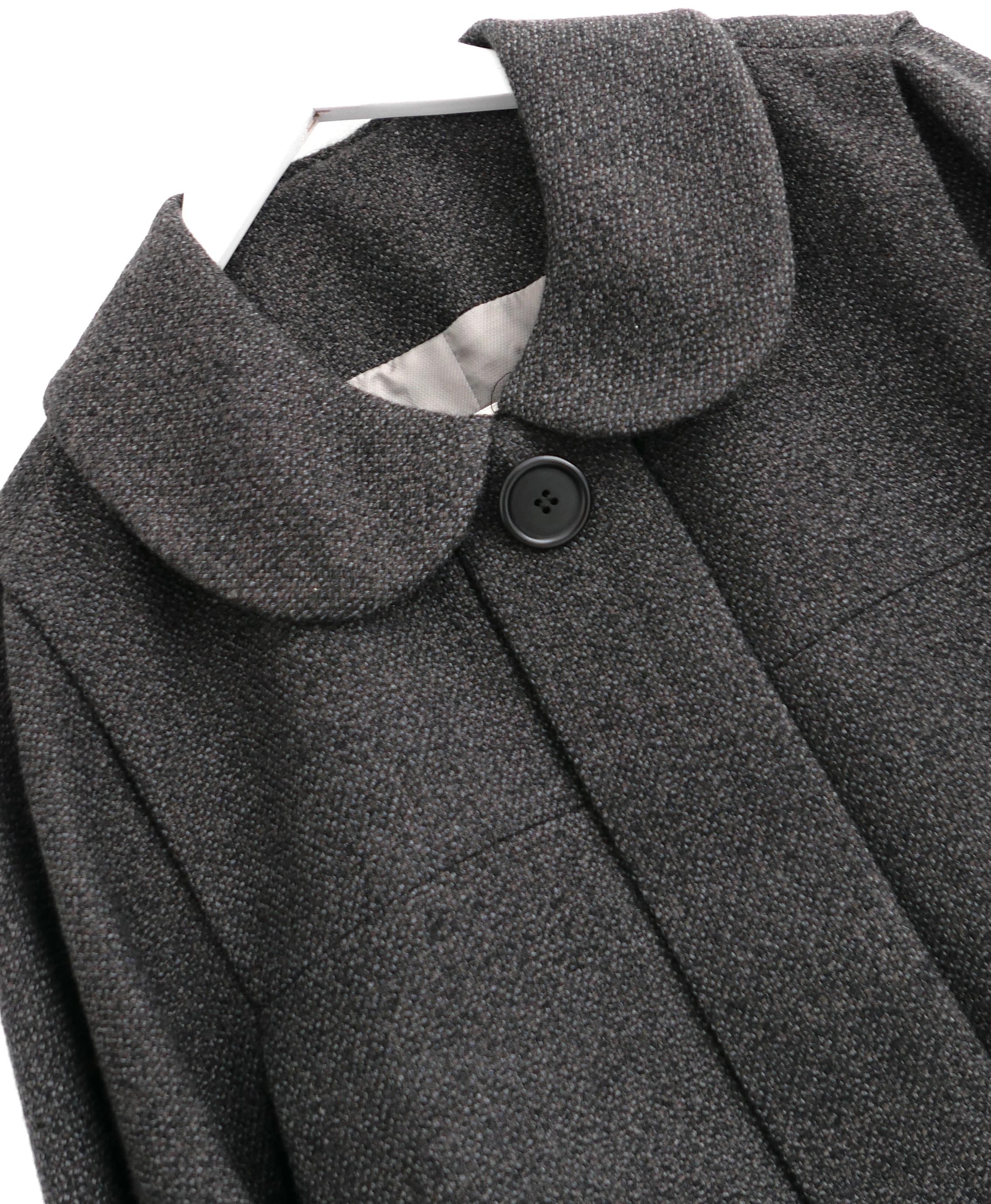 Splendida giacca Chloe d'archivio non indossata della collezione Autunno 2006. Realizzato in lana strutturata di colore grigio-marrone con una fodera in raso argentato. Ha un taglio sartoriale ispirato agli anni Sessanta, con colletto arrotondato,
