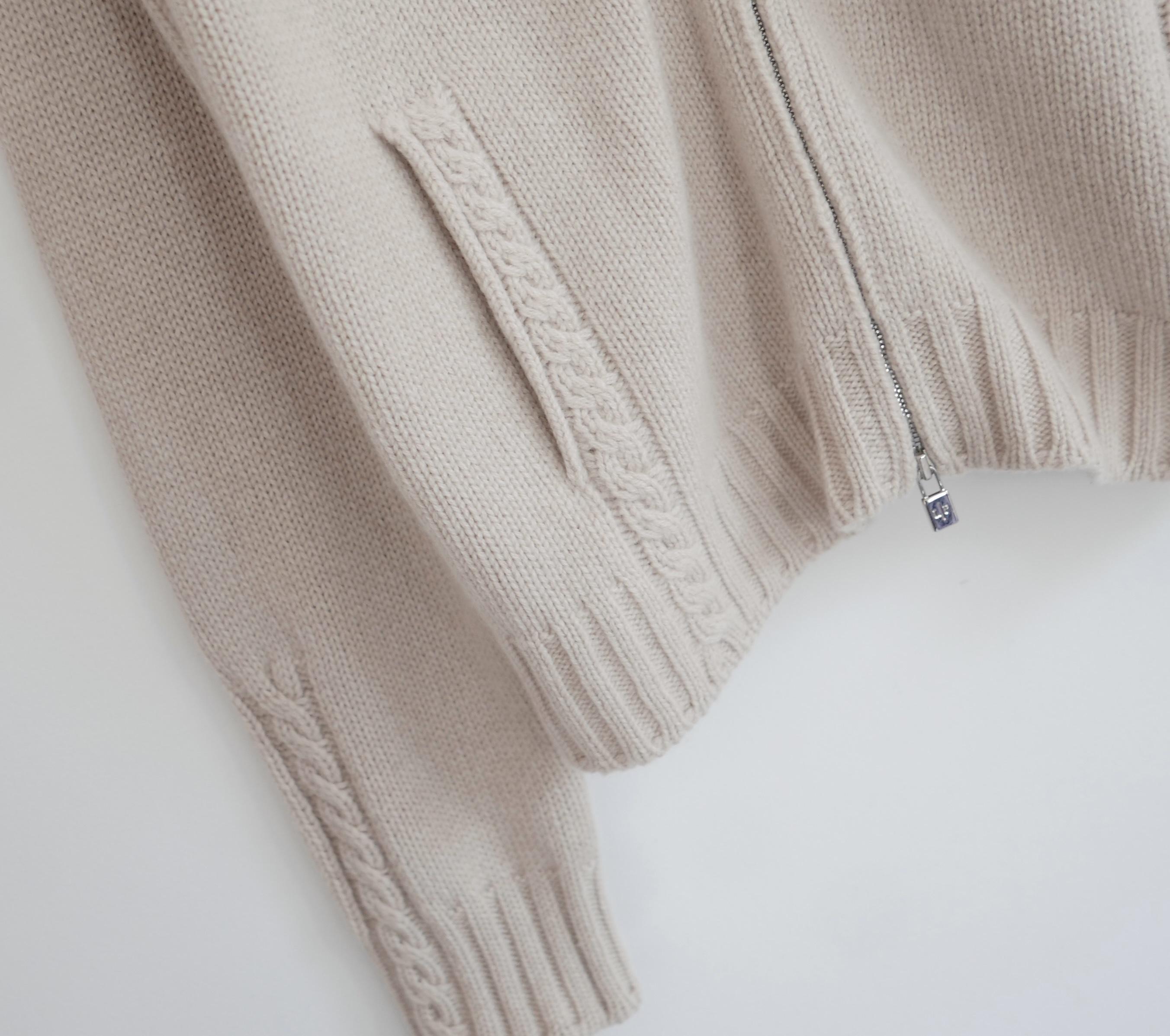 Veste cardigan zippée à col cheminée de Loro Piana, de luxe Lux. Acheté pour 2200 livres sterling et jamais porté. Confectionné en baby cashmere beige incroyablement doux, il présente un col entonnoir à grosses côtes, un devant zippé et des poches