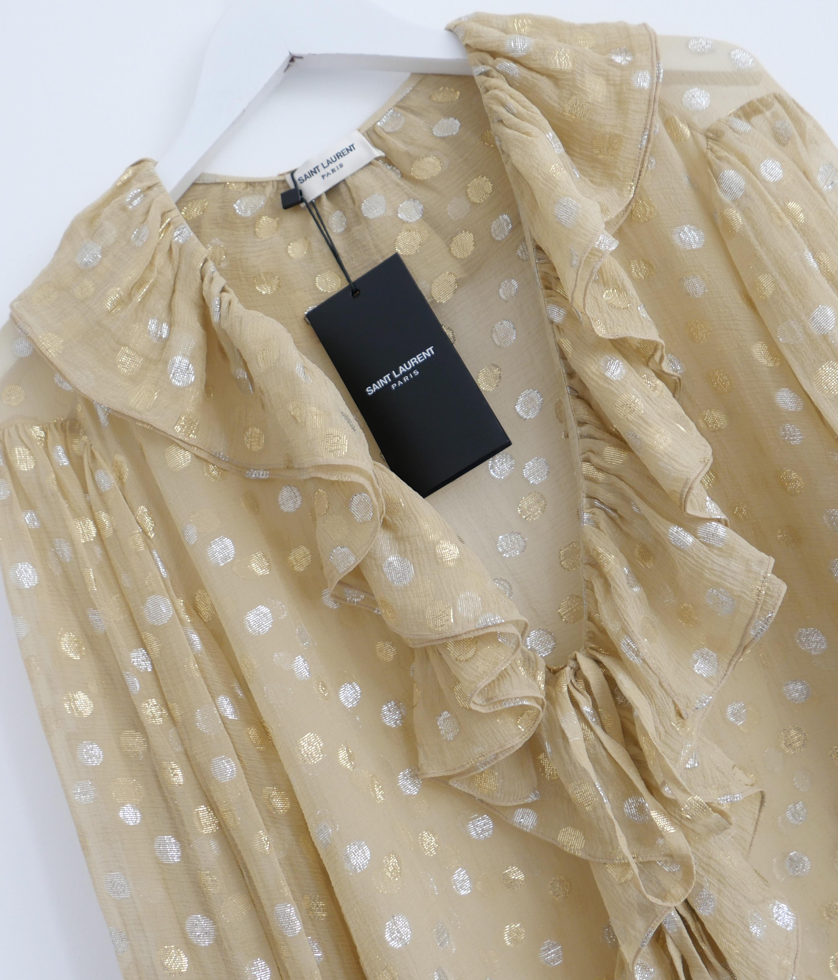 Fabuleuse blouse à pois métallisés Saint Laurent de la collection printemps 2018 - look 1 du défilé. Acheté pour £1750 et neuf avec étiquette. Fabriqué en soie beige chaud semi-transparent avec un tissage à pois en lurex argenté et doré. Il présente