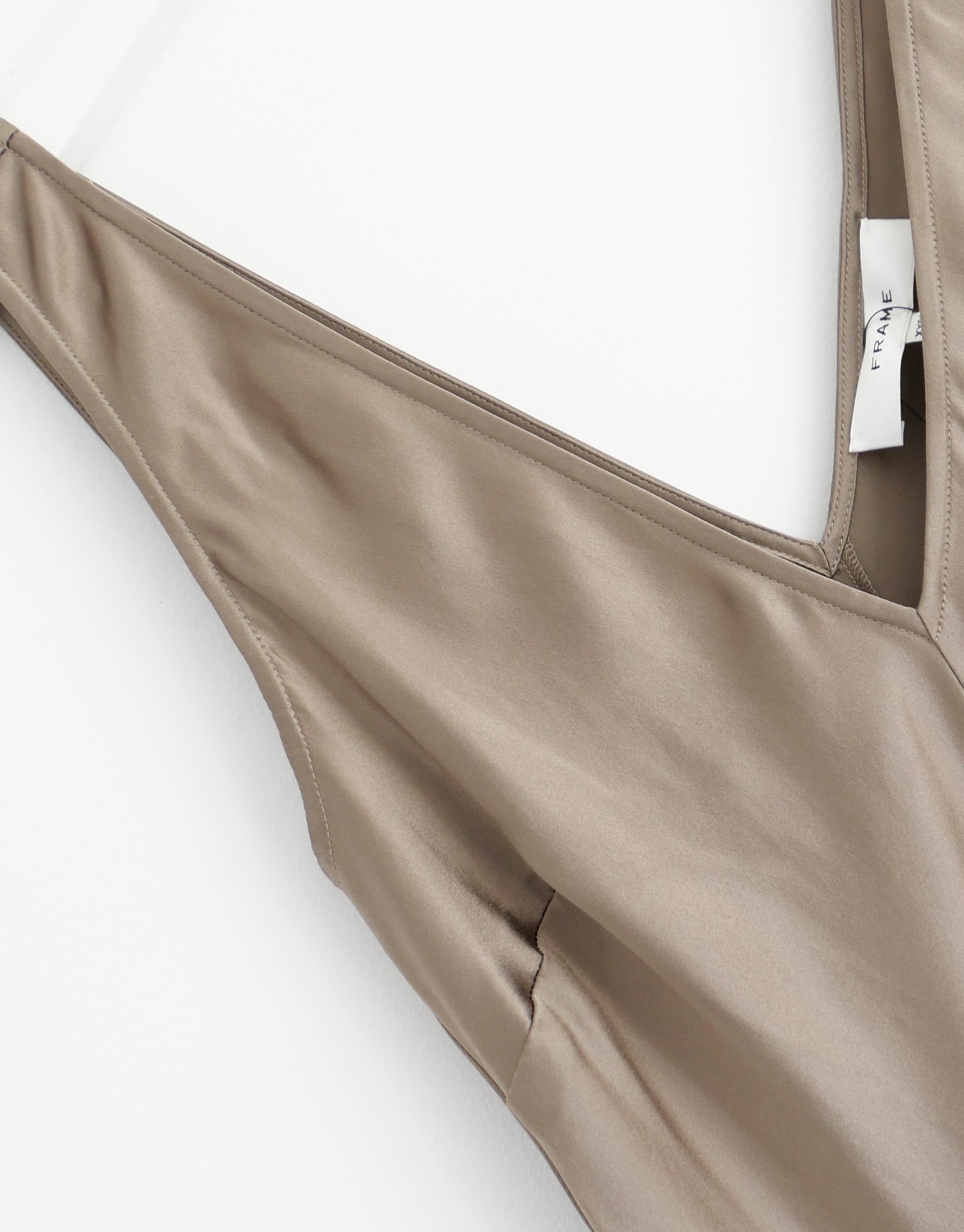 Abito slip in seta Frame Savannah super elegante. Comprato per 625 dollari e nuovo con etichette. Realizzato in seta liscia e lucida color cipresso, ha un taglio in sbieco super lusinghiero con scollatura a V e spalline di media larghezza. Taglia