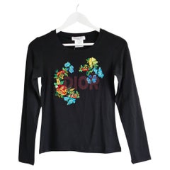 Christian Dior x Galliano, collection printemps 2002 : t-shirt « Street Chic » avec logo brodé