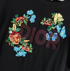 Christian Dior x Galliano, collection printemps 2002 : t-shirt « Street Chic » avec logo brodé