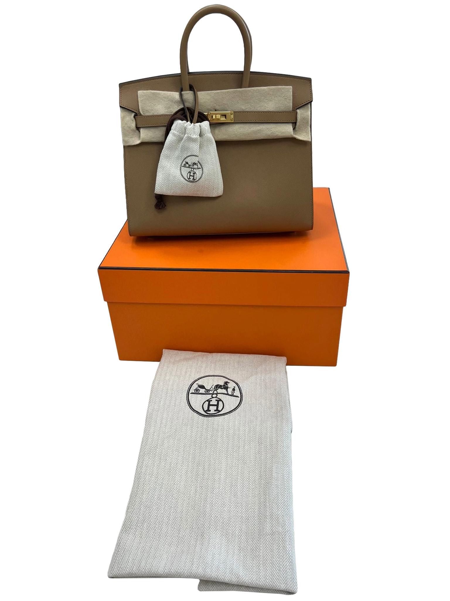 Diese Birkin ist in Chai Madame mit goldener Hardware, hat tonale Nähte, eine Vorderklappe, zwei Riemen mit Knebelverschluss in der Mitte, eine Clochette mit Schloss und zwei Schlüsseln und doppelt gerollte Griffe. Das Innere ist mit