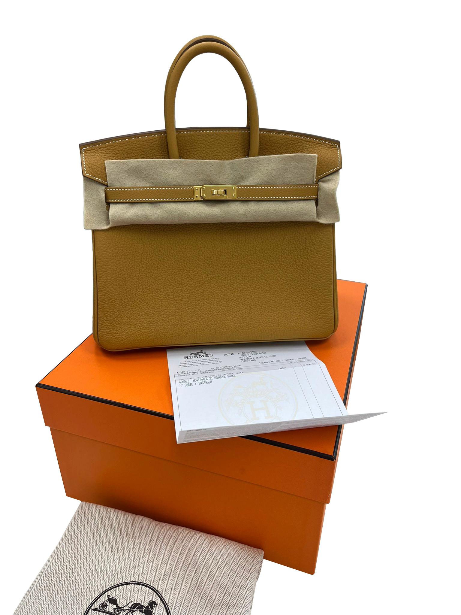 Avec son design iconique et ses matériaux luxueux, le sac à main Hermès Birkin 25 Natural Sable Togo Leather Gold Hardware est l'incarnation de l'élégance intemporelle. Son état neuf en fait une pièce de choix pour les années à venir. Le cuir souple