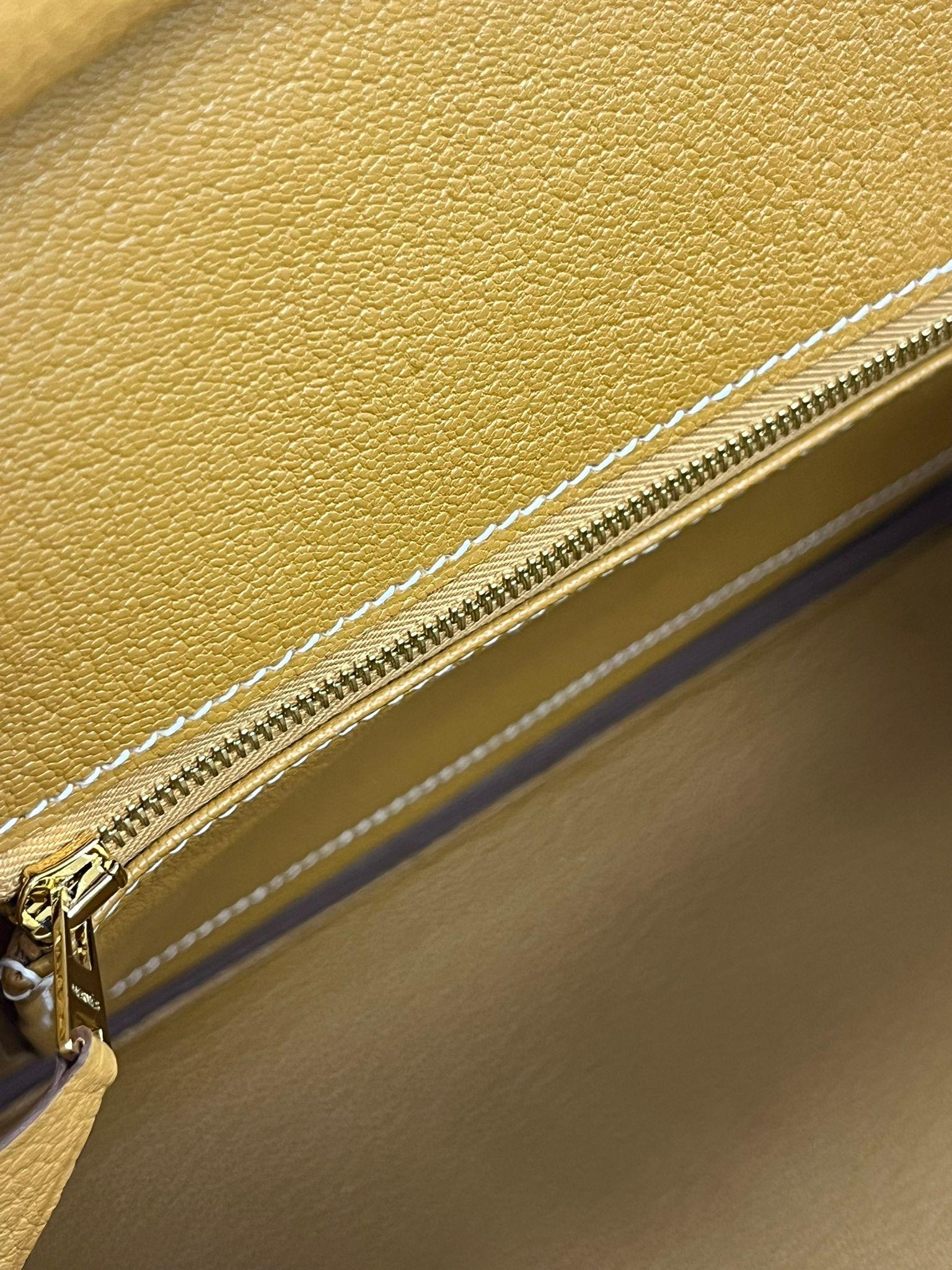 Hermes Birkin 25 Nature Sable Maurice Stamp W Gold Hardware Handbag en vente 12
