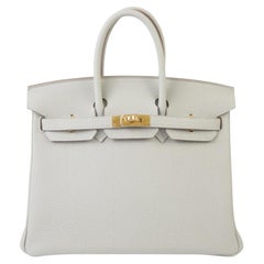 Hermes Birkin 25, Perlen-Grau, Togo-Leder, mit goldenen Beschlägen, B-Stempel, 2023, Handtasche