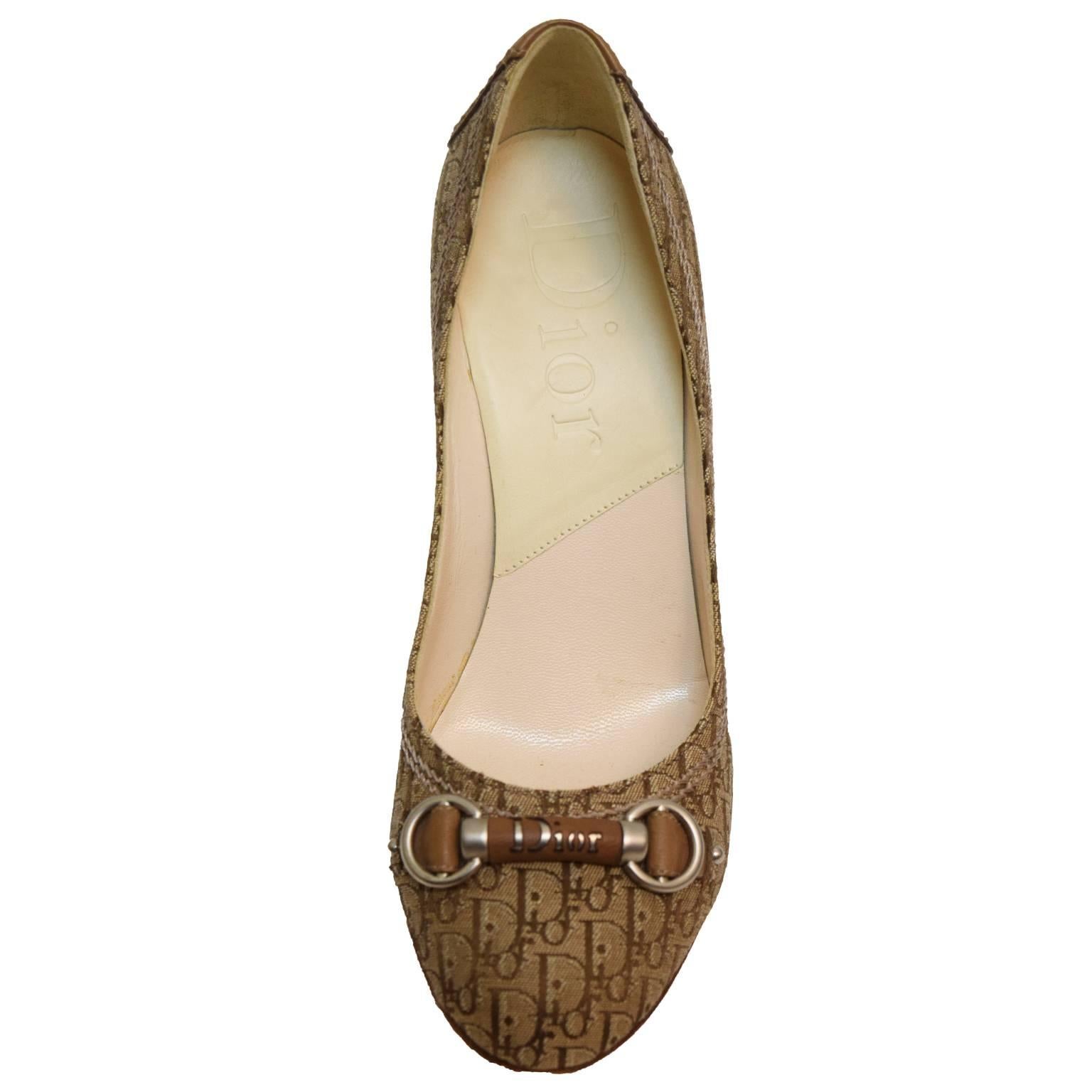 Now if you are looking for the classic Dior signature look, these Pumps are just for you. Covered in the Dior logo monogramed canvas in nude, with a leather buckle at the toe box engraved in silver hardware with the classic Dior logo. Dark wooden