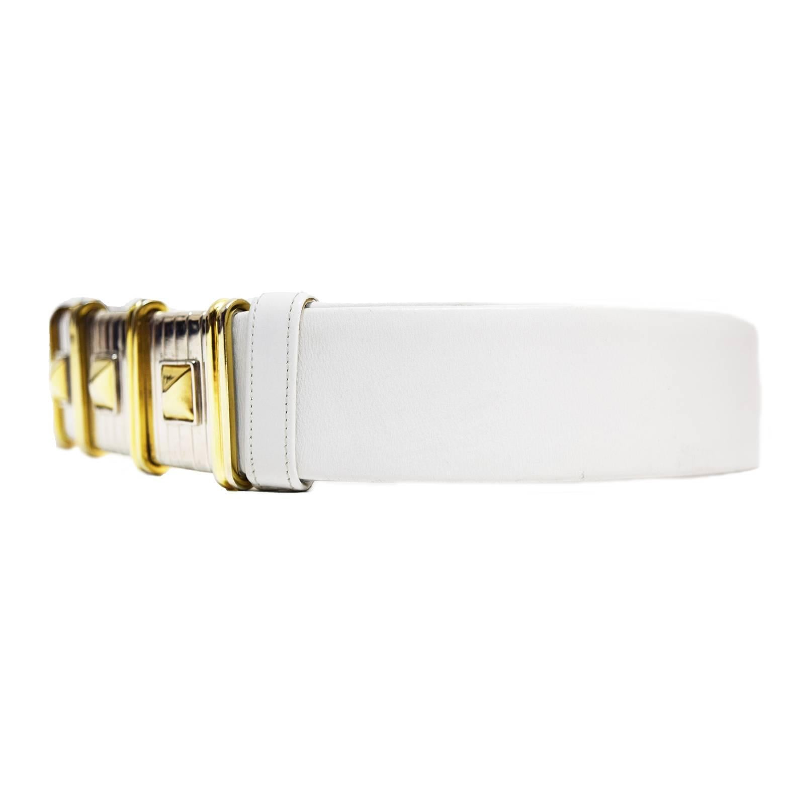 This Judith Leiber belt is made with white leather and has frontal gold and silver chain links with gold stud embellishments. Hook and snap clousure. 