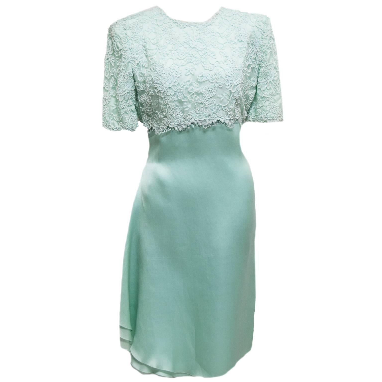 Carolina Herrera D
Alonzo lace and Organza Empire waist For Sale