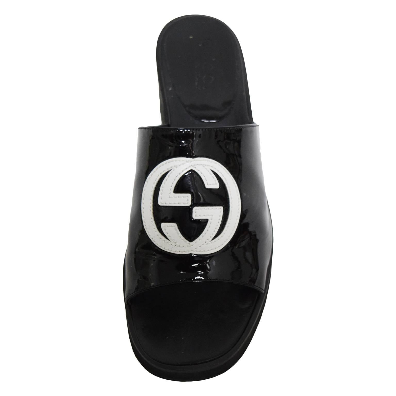 This amazing vintage Gucci mules are made of black and white patent leather and has the original Gucci logo located on the upper of the sandal. 