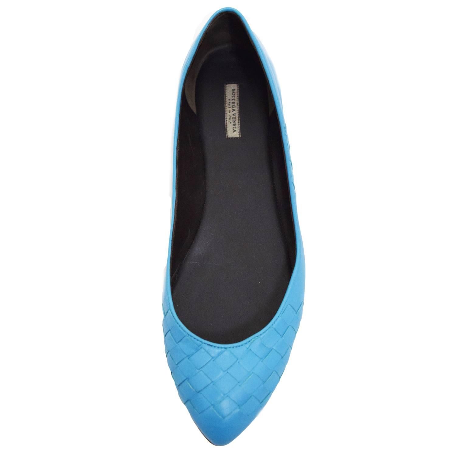 These Bottega Veneta flats are just the perfect pop of color for any outfit. Made from turquoise leather, the shell of the shoe is a woven pattern. The inner sole is black matte leather and there is a slight heel for comfort. 