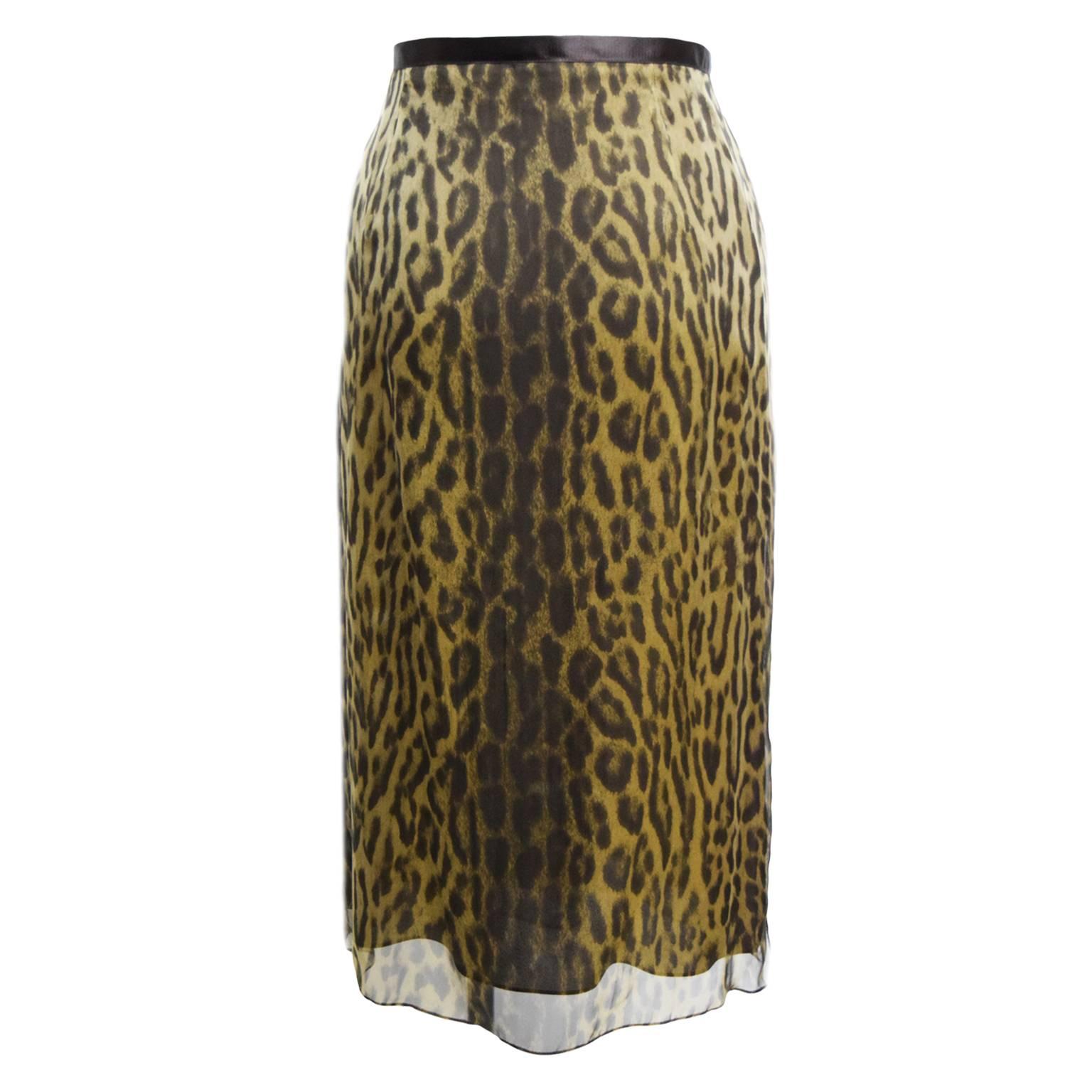 This skirt by Heidi Weisel is made from 100% Silk and is leopard print. The skirt is fully lined with a side zipped closure. 