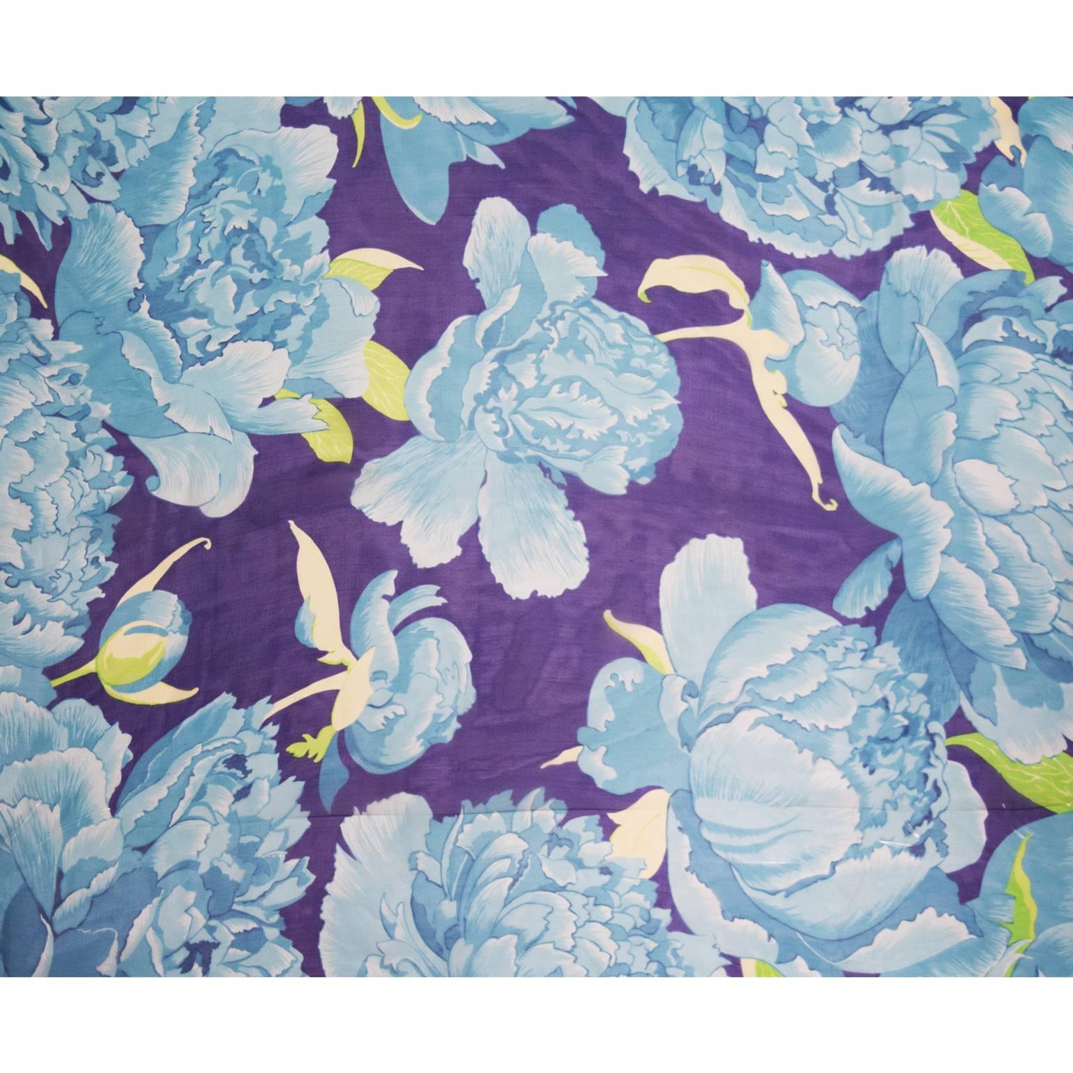 This Hermes scarf is a silky chiffon. It is silk printed with a blue floral print.
35.43 in.Hx35.43 in.L
