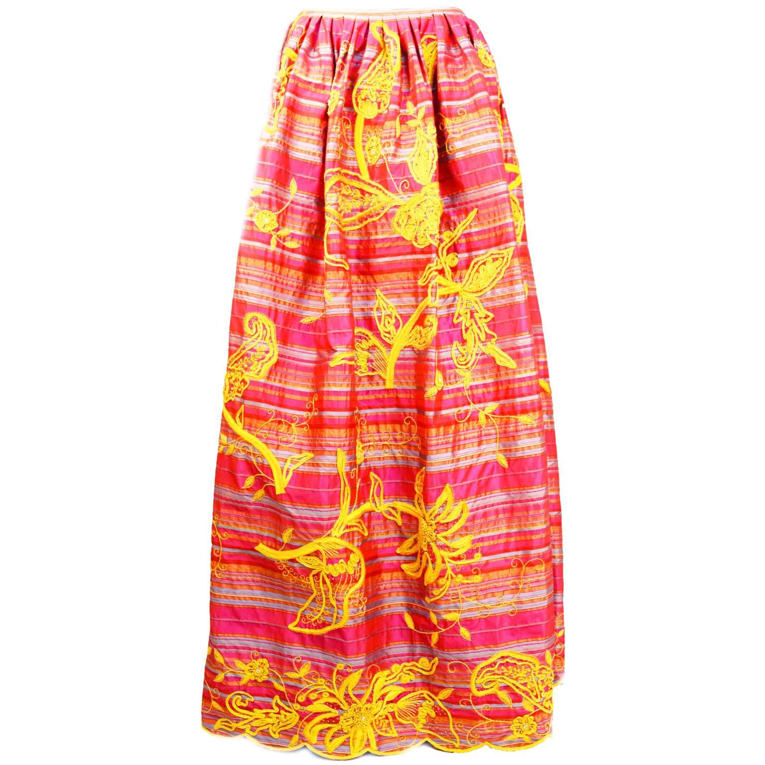 Oscar de la Renta signature design is all over this beautiful taffeta skirt. The outstanding blend of color, sutash in yellow all over the skirt along with sequins embellishment. Waist band with gathering all around. Zipper closure.
Year 2007.