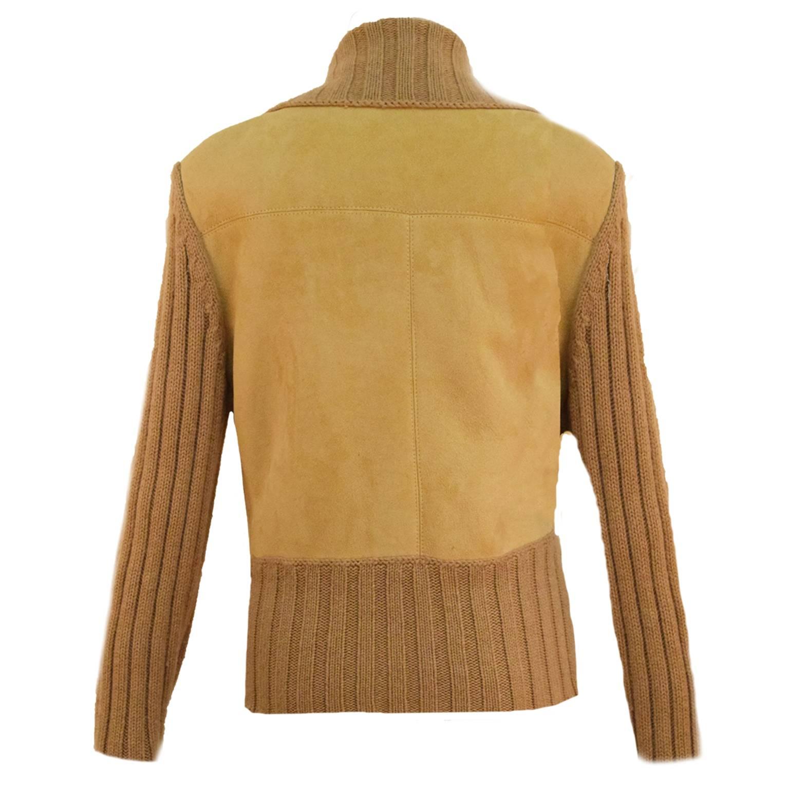 Beige shearling, cashmere knitted sleeve. Zipped closure, and high knitted neckline.