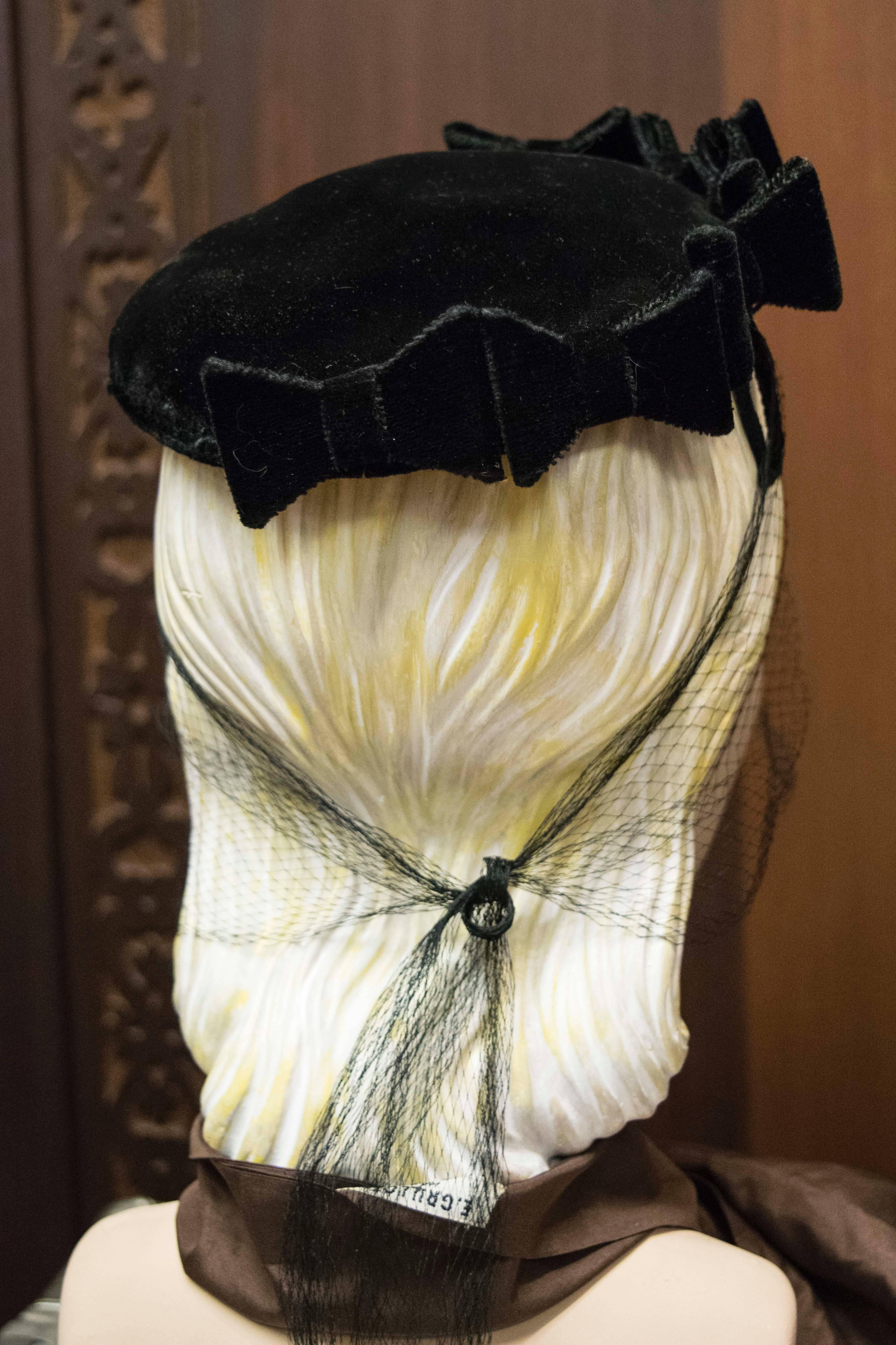 50s Black Velvet Bow Cocktail Hat In Excellent Condition In San Francisco, CA